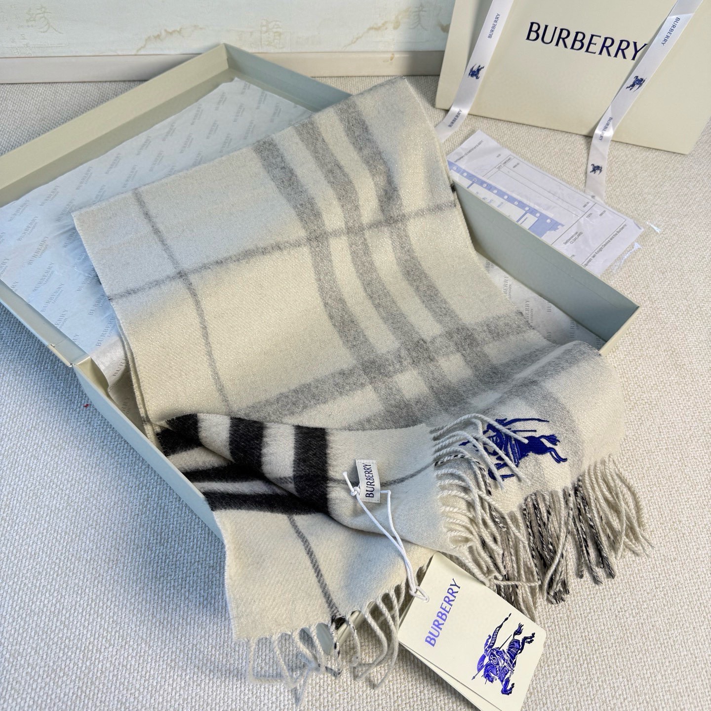 Burberry Burberry双面格纹金属线羊绒围巾 奢华 一面是 羊绒格纹 一面是金银丝镶嵌的纯色