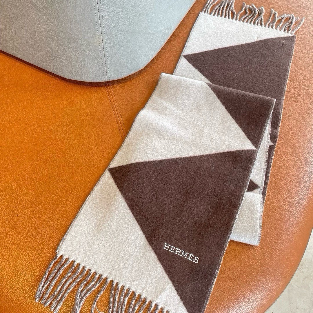Hermès Hermes几何羊绒围巾 100%纯羊绒‼ 非常好驾驭 真的 H家很难得出的一款儿童围巾‼ 但是这款不同