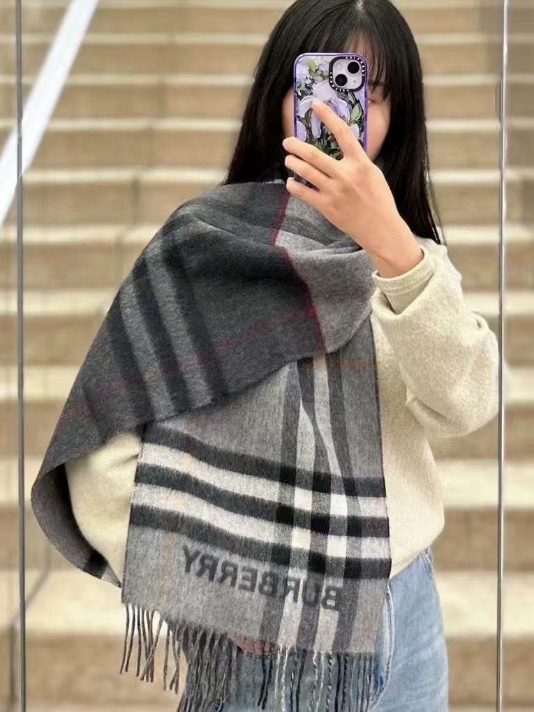 Burberry 𝐁𝐔𝐑𝐁𝐄𝐑𝐑𝐘对比感格纹