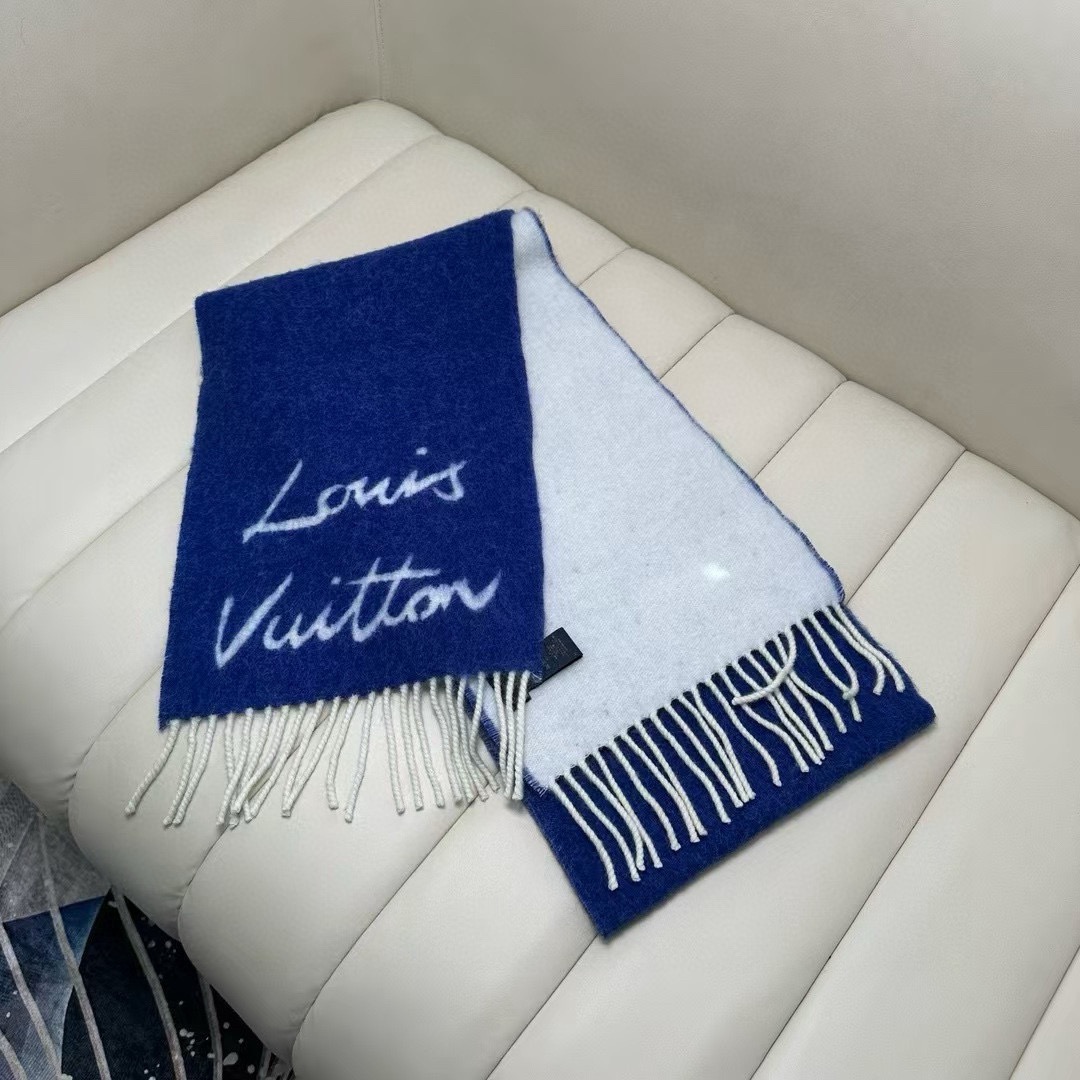 Louis Vuitton 独家首发 Fluffygram 围巾取材羊驼毛和绵羊毛混纺 以拉绒处理营造舒适暖意