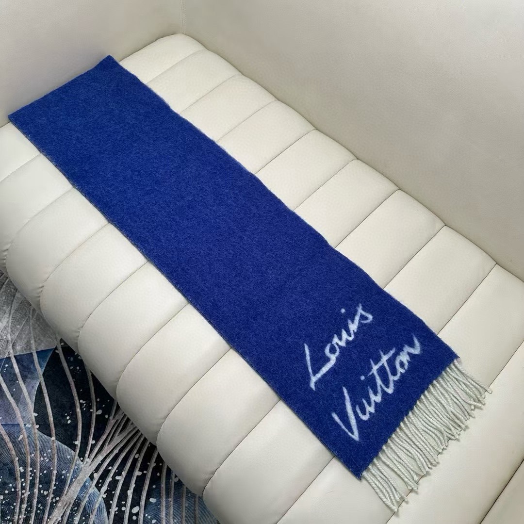 Louis Vuitton 独家首发 Fluffygram 围巾取材羊驼毛和绵羊毛混纺 以拉绒处理营造舒适暖意