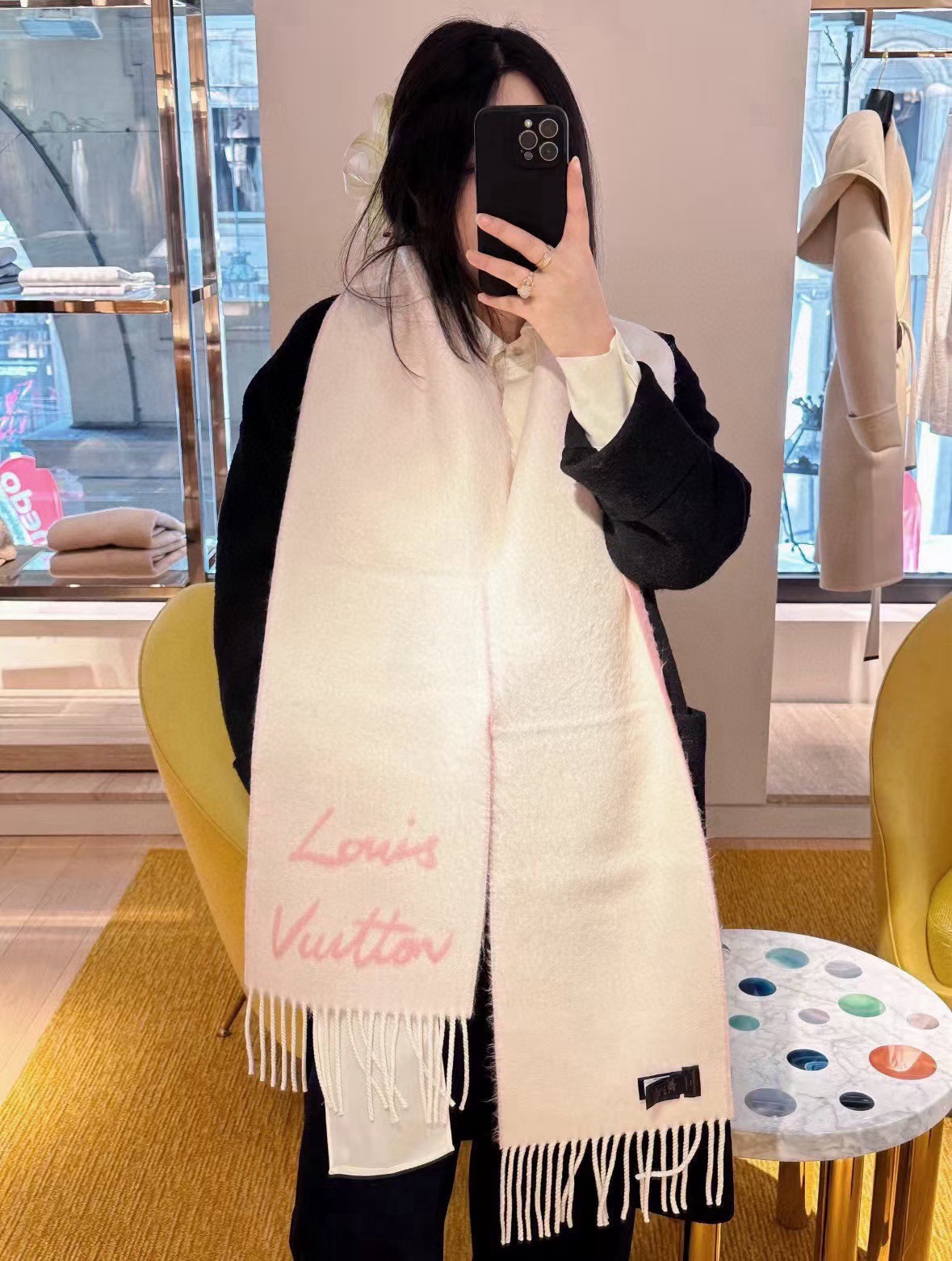 Louis Vuitton 独家首发 Fluffygram 围巾取材羊驼毛和绵羊毛混纺 以拉绒处理营造舒适暖意