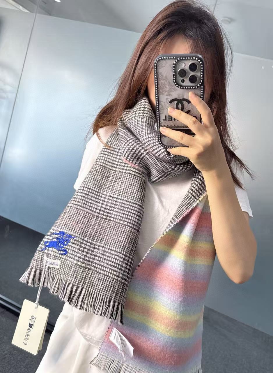 Burberry ▪Burberry · 巴宝莉双面格纹彩虹围巾 难得一见的温柔配色 低调又不失优雅 重点推荐 一面条纹格子
