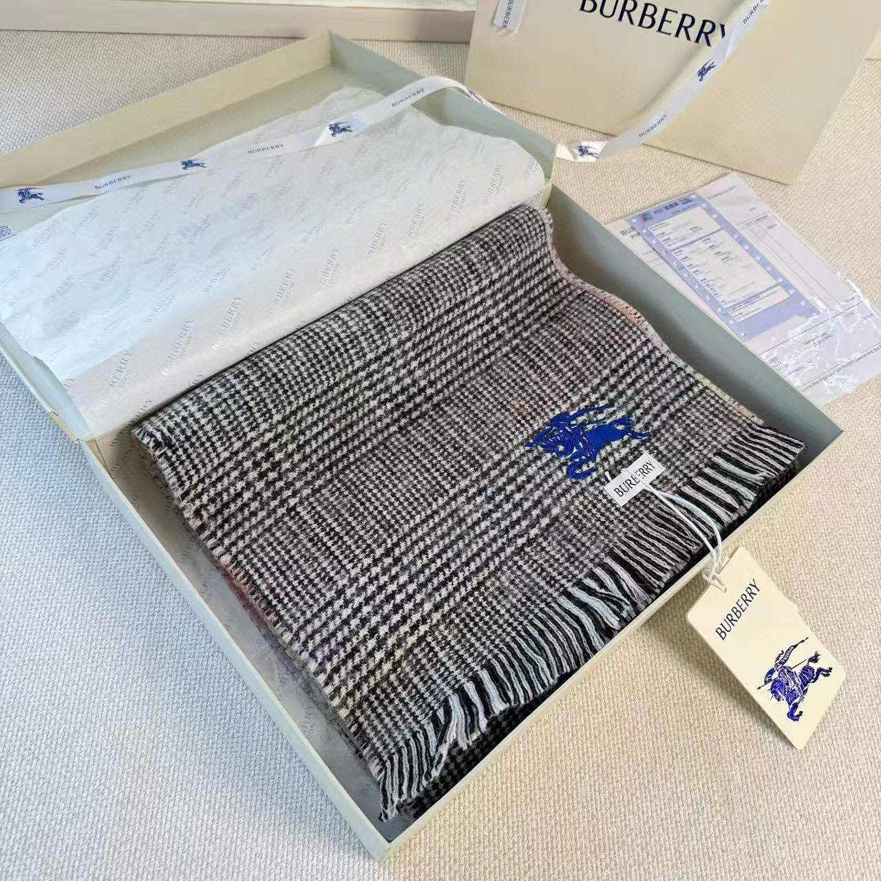 Burberry ▪Burberry · 巴宝莉双面格纹彩虹围巾 难得一见的温柔配色 低调又不失优雅 重点推荐 一面条纹格子