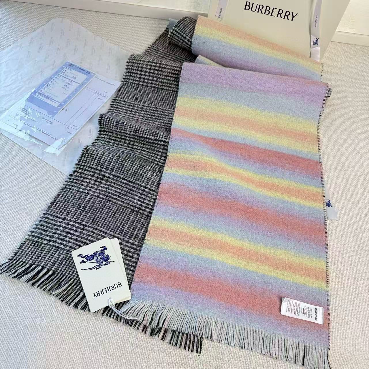 Burberry ▪Burberry · 巴宝莉双面格纹彩虹围巾 难得一见的温柔配色 低调又不失优雅 重点推荐 一面条纹格子