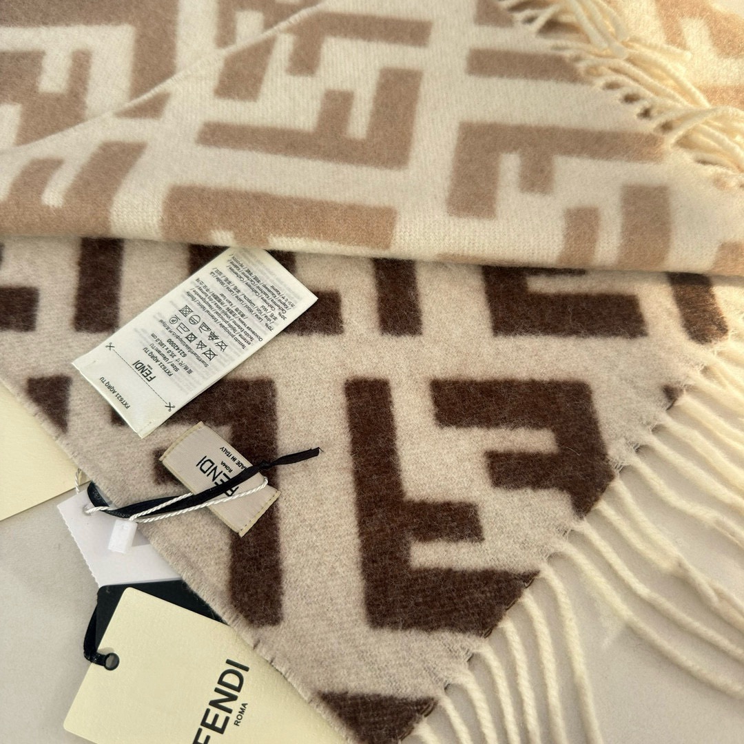 🆕Fendi新款老花渐变双面羊绒围巾，柔软细腻的双面风格，FF经典提花渐变；柔软的羊毛和羊绒材质。来自S