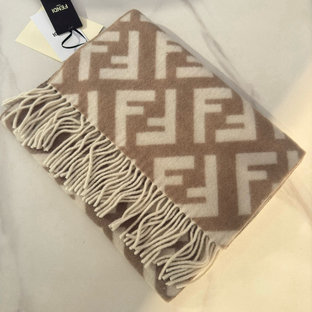 🆕Fendi新款老花渐变双面羊绒围巾，柔软细腻的双面风格，FF经典提花渐变；柔软的羊毛和羊绒材质。来自S