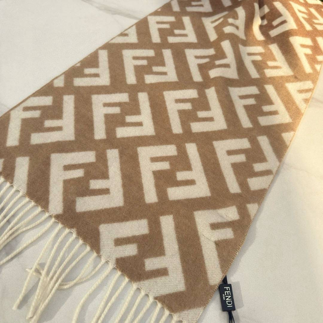 🆕Fendi新款老花渐变双面羊绒围巾，柔软细腻的双面风格，FF经典提花渐变；柔软的羊毛和羊绒材质。来自S