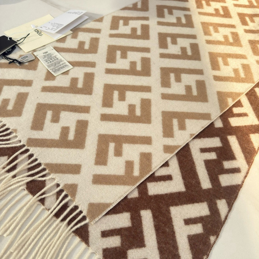 🆕Fendi新款老花渐变双面羊绒围巾，柔软细腻的双面风格，FF经典提花渐变；柔软的羊毛和羊绒材质。来自S