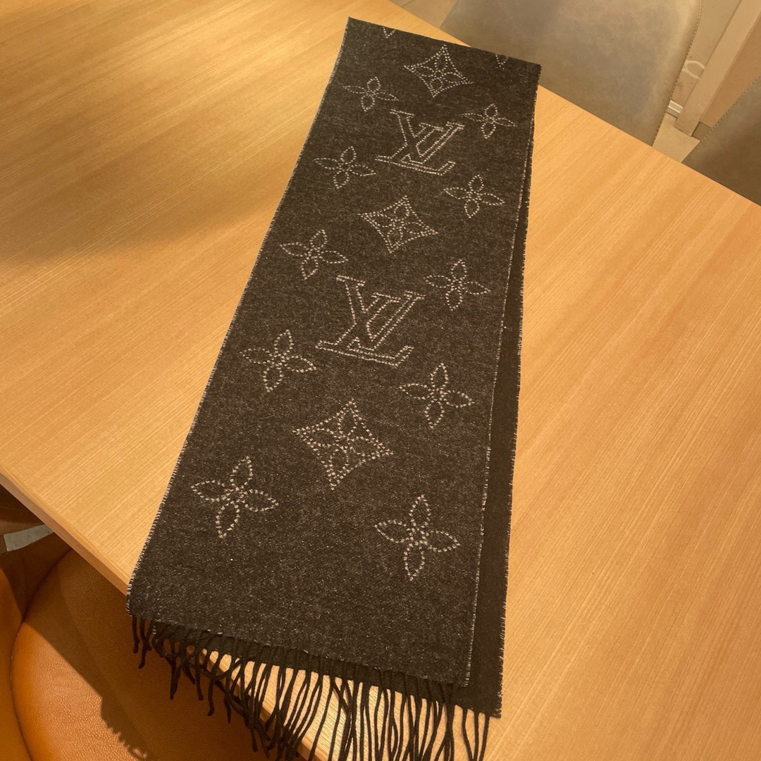 Louis Vuitton Mahina Flight Mode 围巾一面采用提花工艺织就