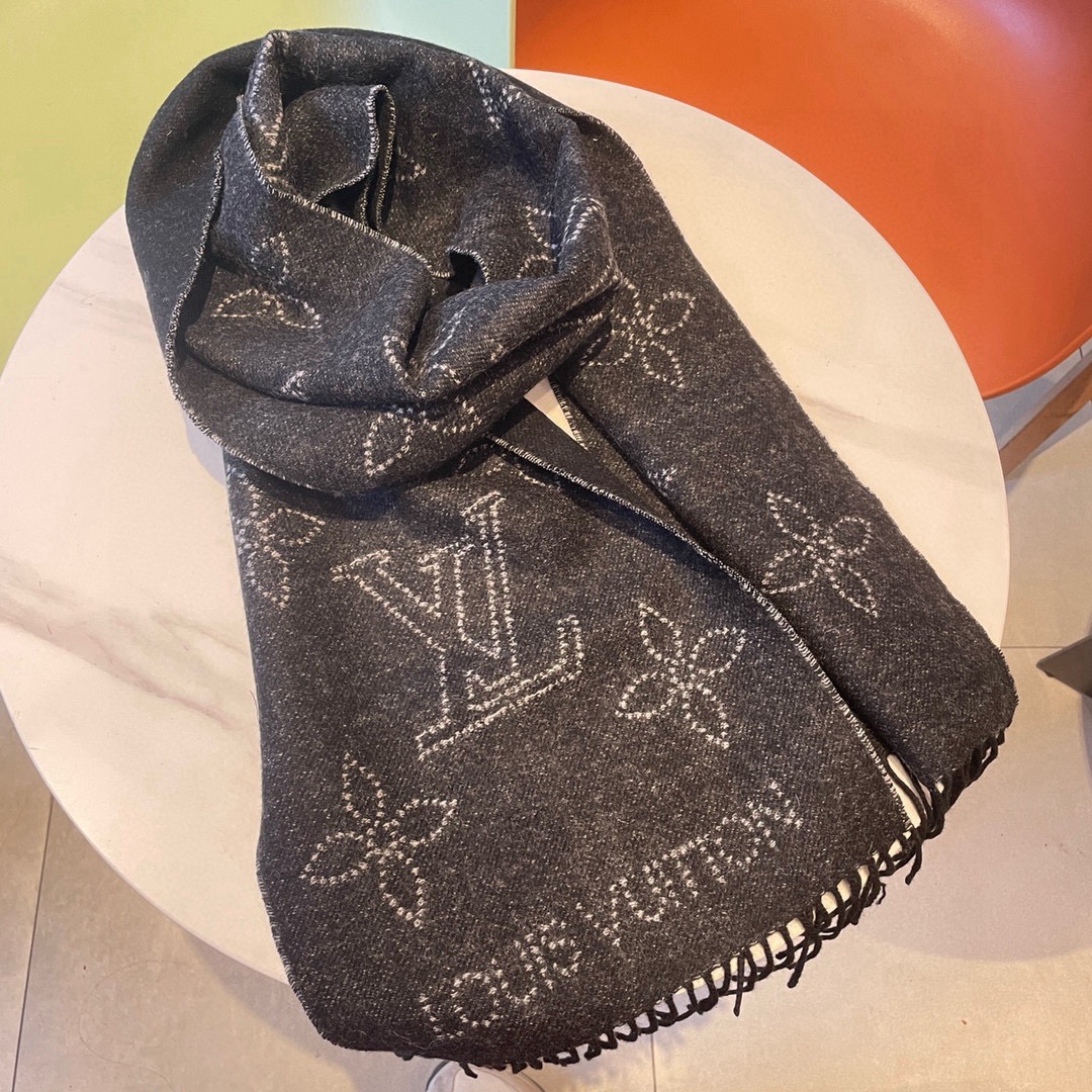 Louis Vuitton Mahina Flight Mode 围巾一面采用提花工艺织就