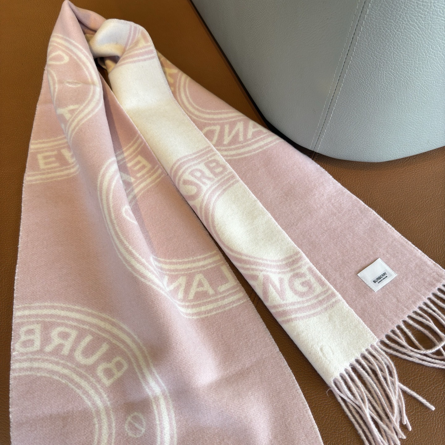 🆕𝐁𝐔𝐑𝐁𝐄𝐑𝐑𝐘 •【新徽章】Size：168x30cm 100%山羊绒 AB双面配色，强调永不过时的