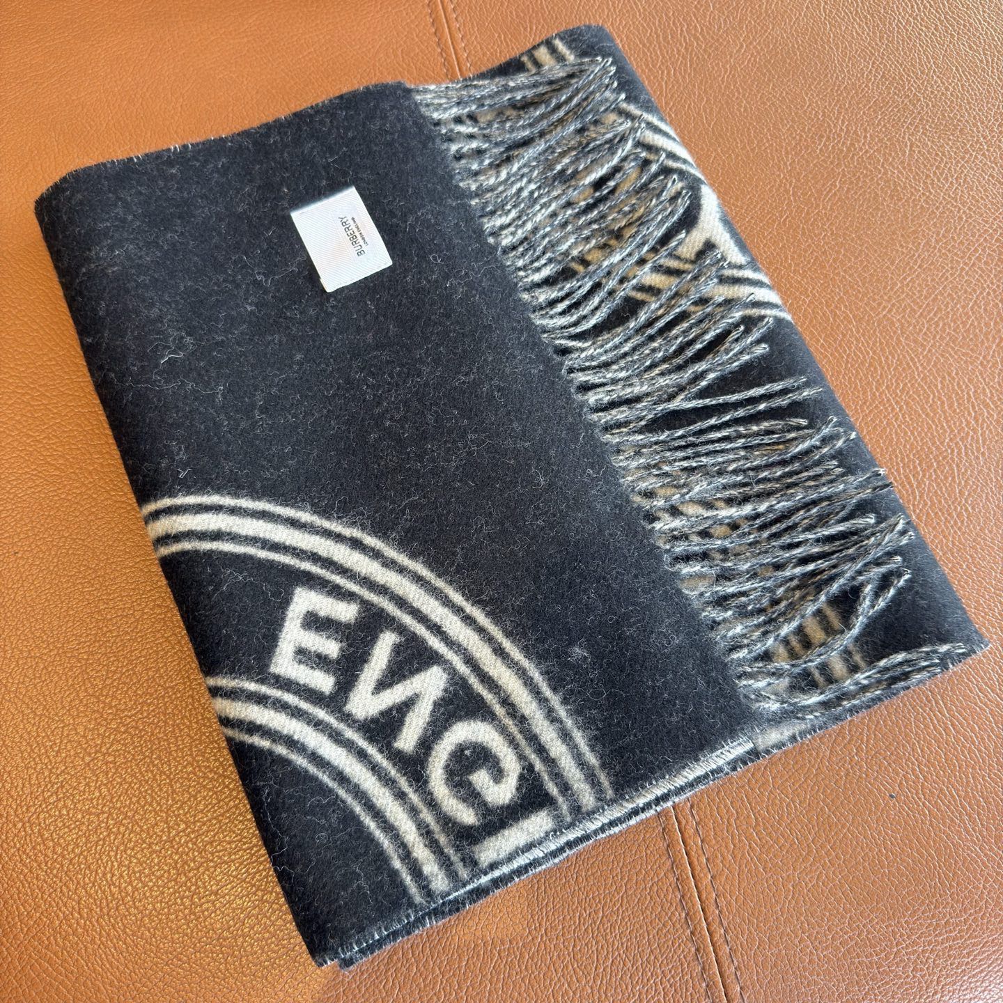 🆕𝐁𝐔𝐑𝐁𝐄𝐑𝐑𝐘 •【新徽章】Size：168x30cm 100%山羊绒 AB双面配色，强调永不过时的