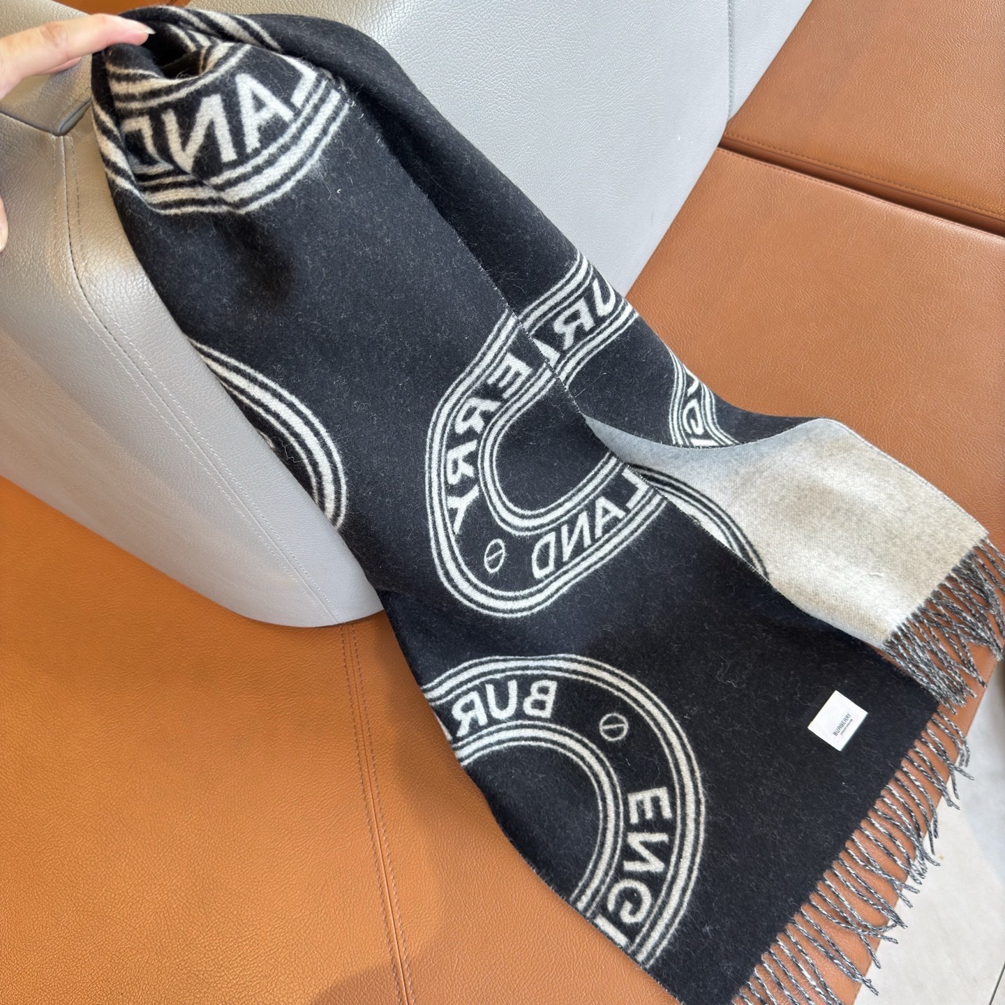 🆕𝐁𝐔𝐑𝐁𝐄𝐑𝐑𝐘 •【新徽章】Size：168x30cm 100%山羊绒 AB双面配色，强调永不过时的