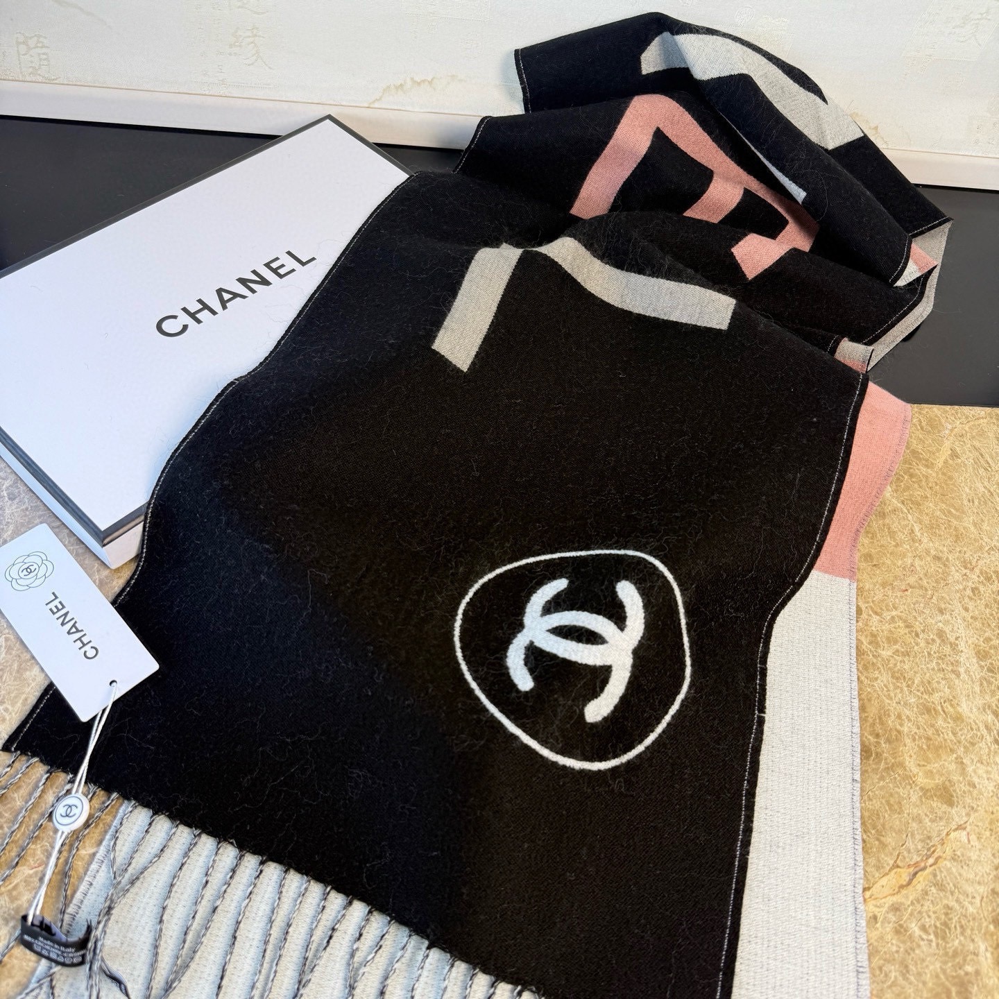 🆕Chanel · 香奈兒新品圍巾，這條必須推雖然是25C吊牌，但25。開始之後這條才進櫃有多種顏色可挑