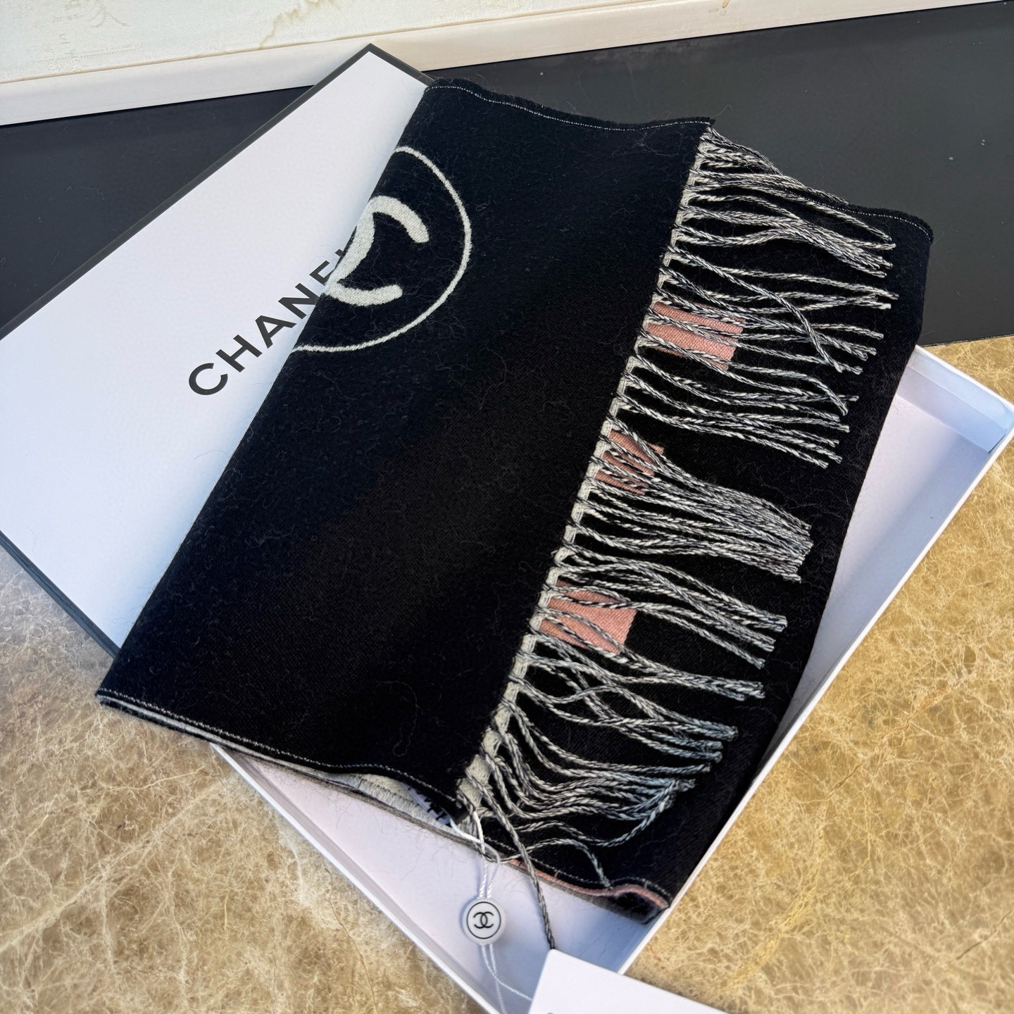 🆕Chanel · 香奈兒新品圍巾，這條必須推雖然是25C吊牌，但25。開始之後這條才進櫃有多種顏色可挑