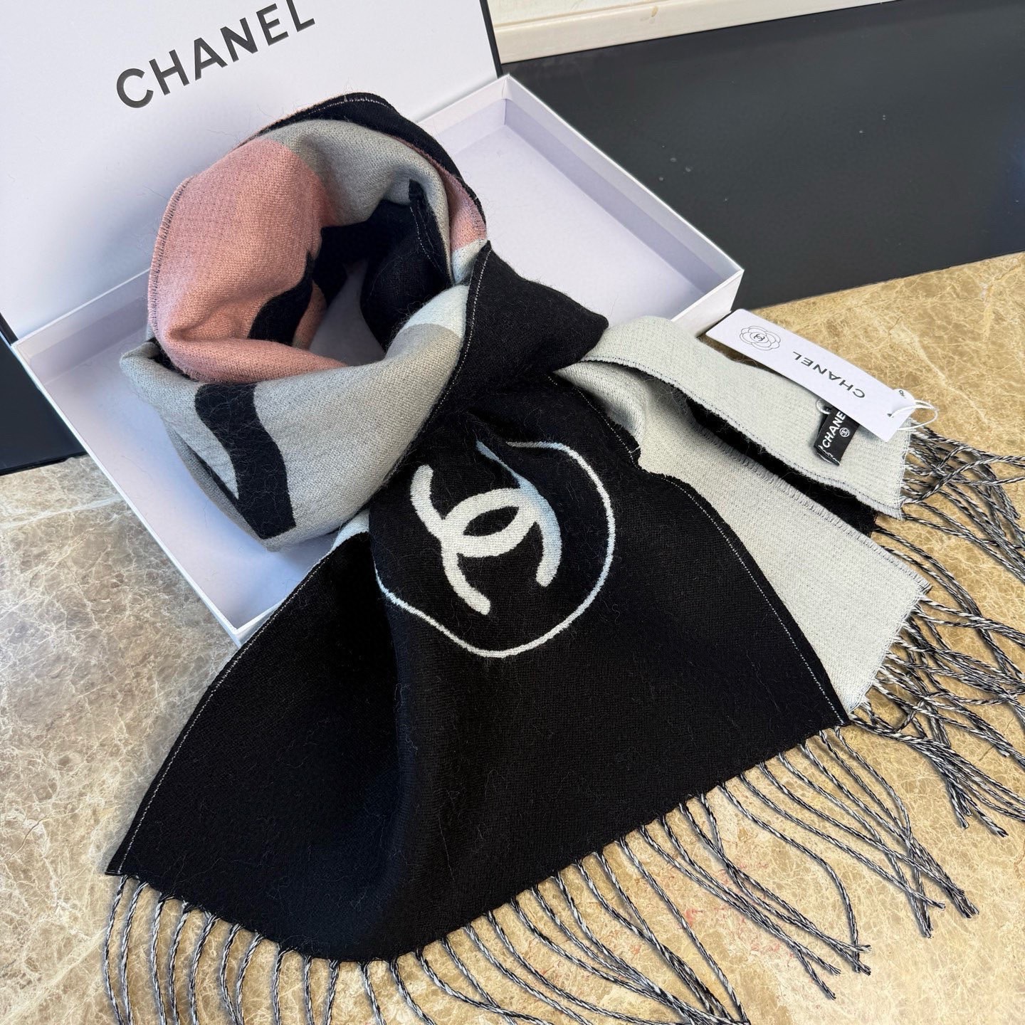 🆕Chanel · 香奈兒新品圍巾，這條必須推雖然是25C吊牌，但25。開始之後這條才進櫃有多種顏色可挑