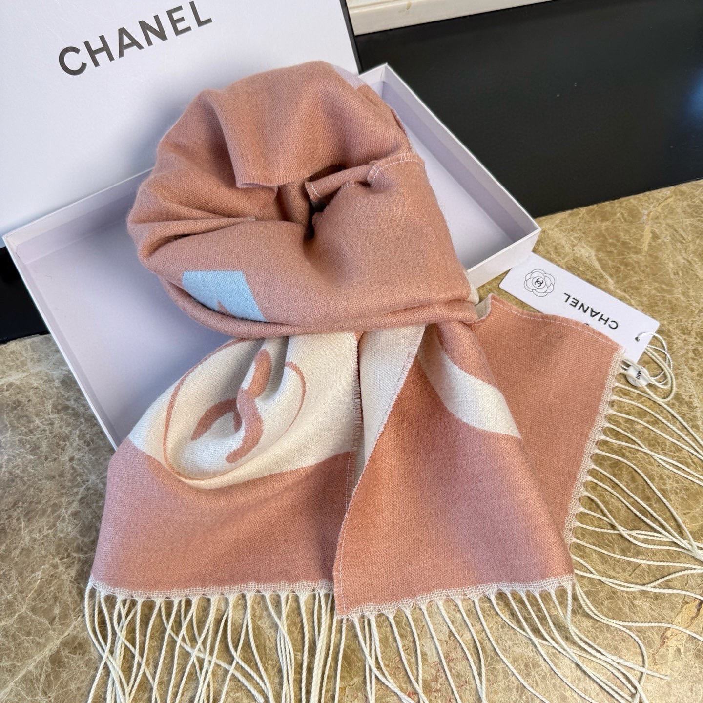 🆕Chanel · 香奈兒新品圍巾，這條必須推雖然是25C吊牌，但25。開始之後這條才進櫃有多種顏色可挑