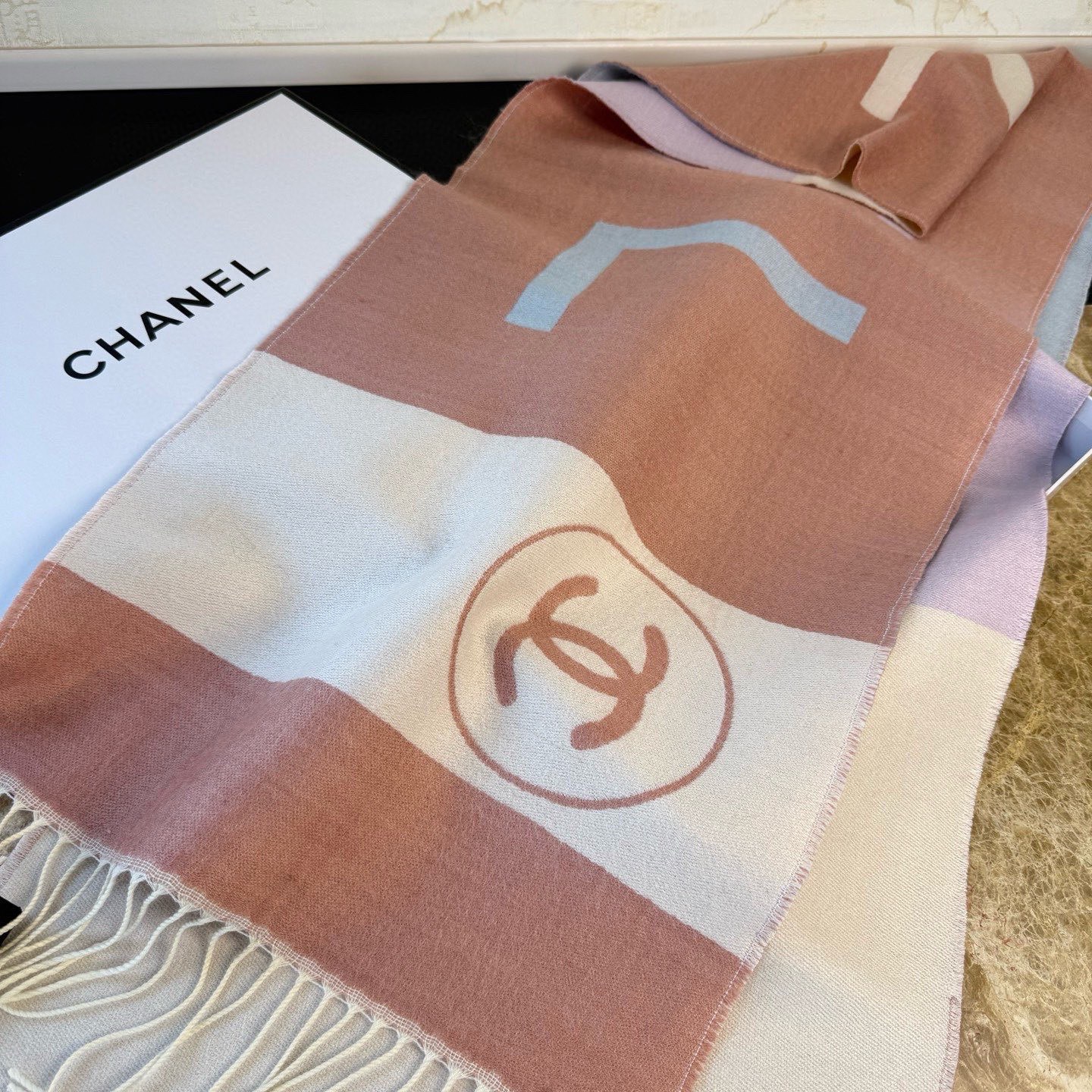🆕Chanel · 香奈兒新品圍巾，這條必須推雖然是25C吊牌，但25。開始之後這條才進櫃有多種顏色可挑