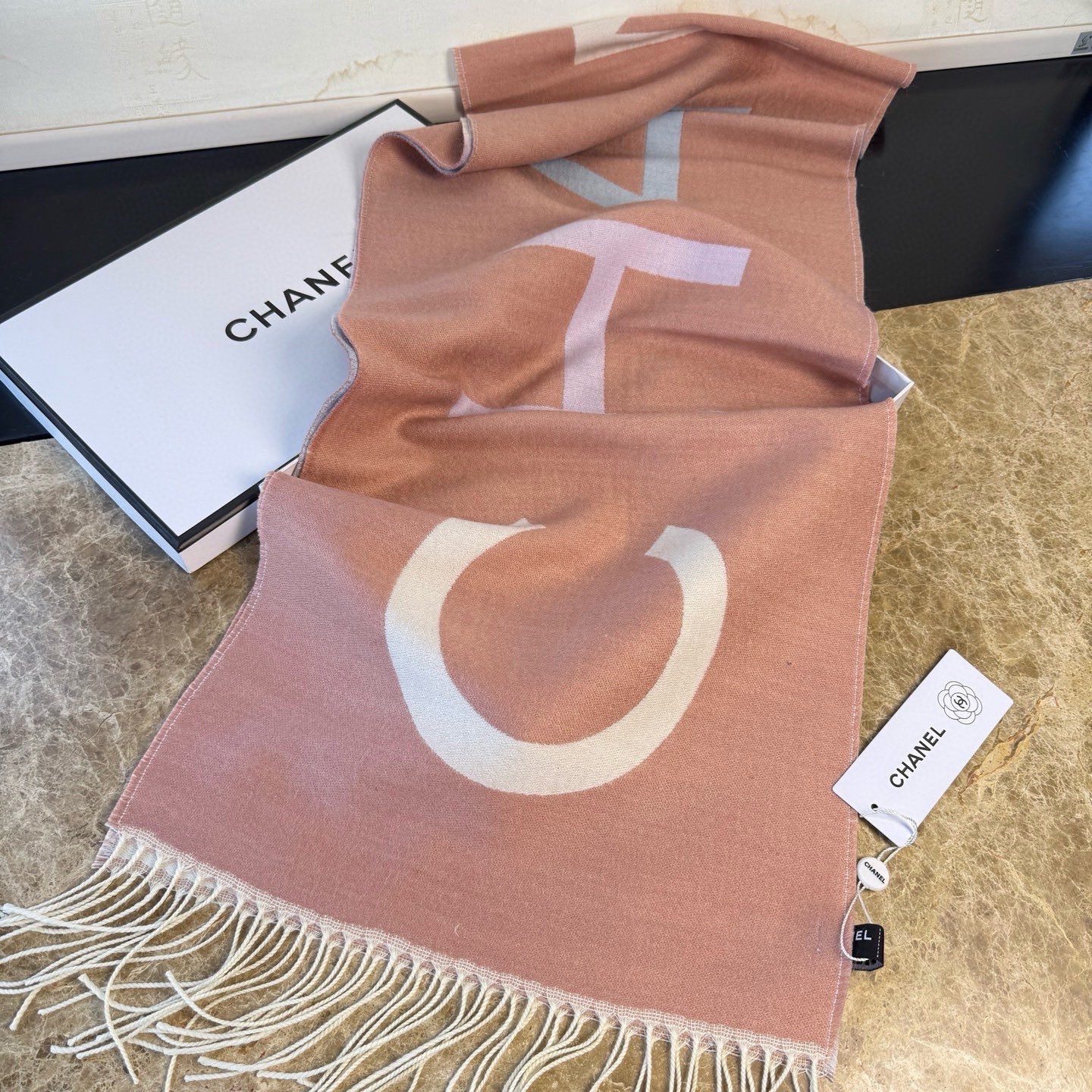 🆕Chanel · 香奈兒新品圍巾，這條必須推雖然是25C吊牌，但25。開始之後這條才進櫃有多種顏色可挑