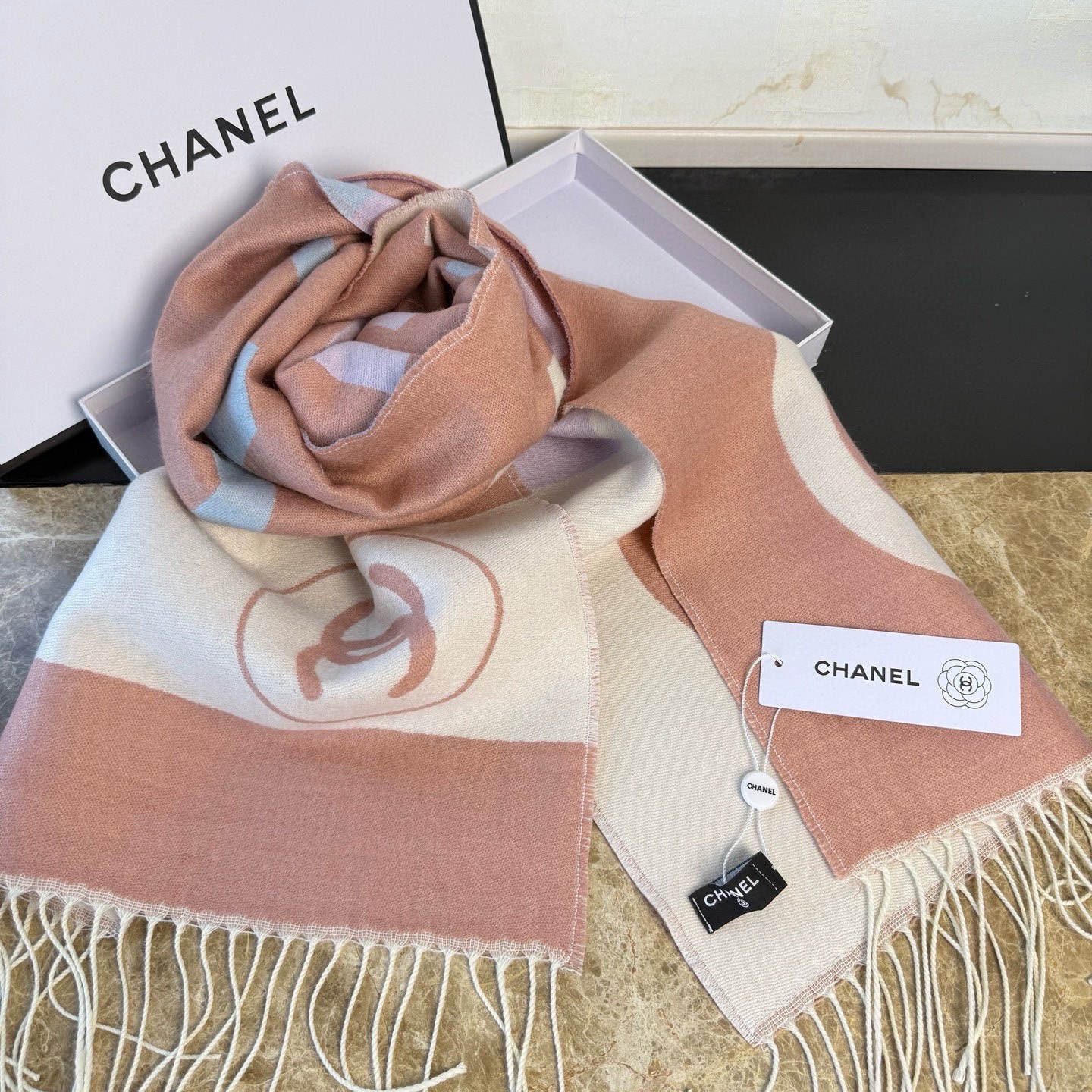 🆕Chanel · 香奈兒新品圍巾，這條必須推雖然是25C吊牌，但25。開始之後這條才進櫃有多種顏色可挑