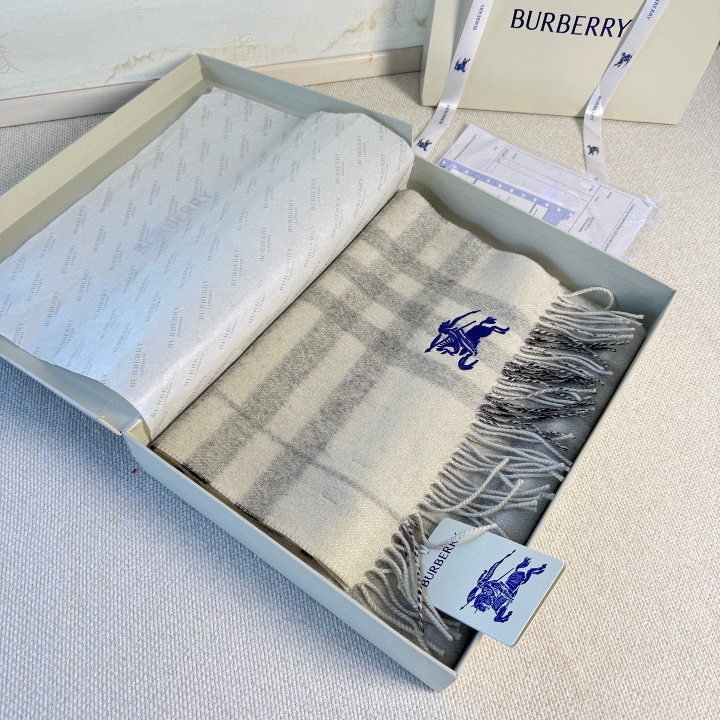 🆕‼️Burberry双面格纹金属线羊绒围巾，极品奢华，一面是经典羊绒格纹，一面是金银丝镶嵌的纯色，搭配