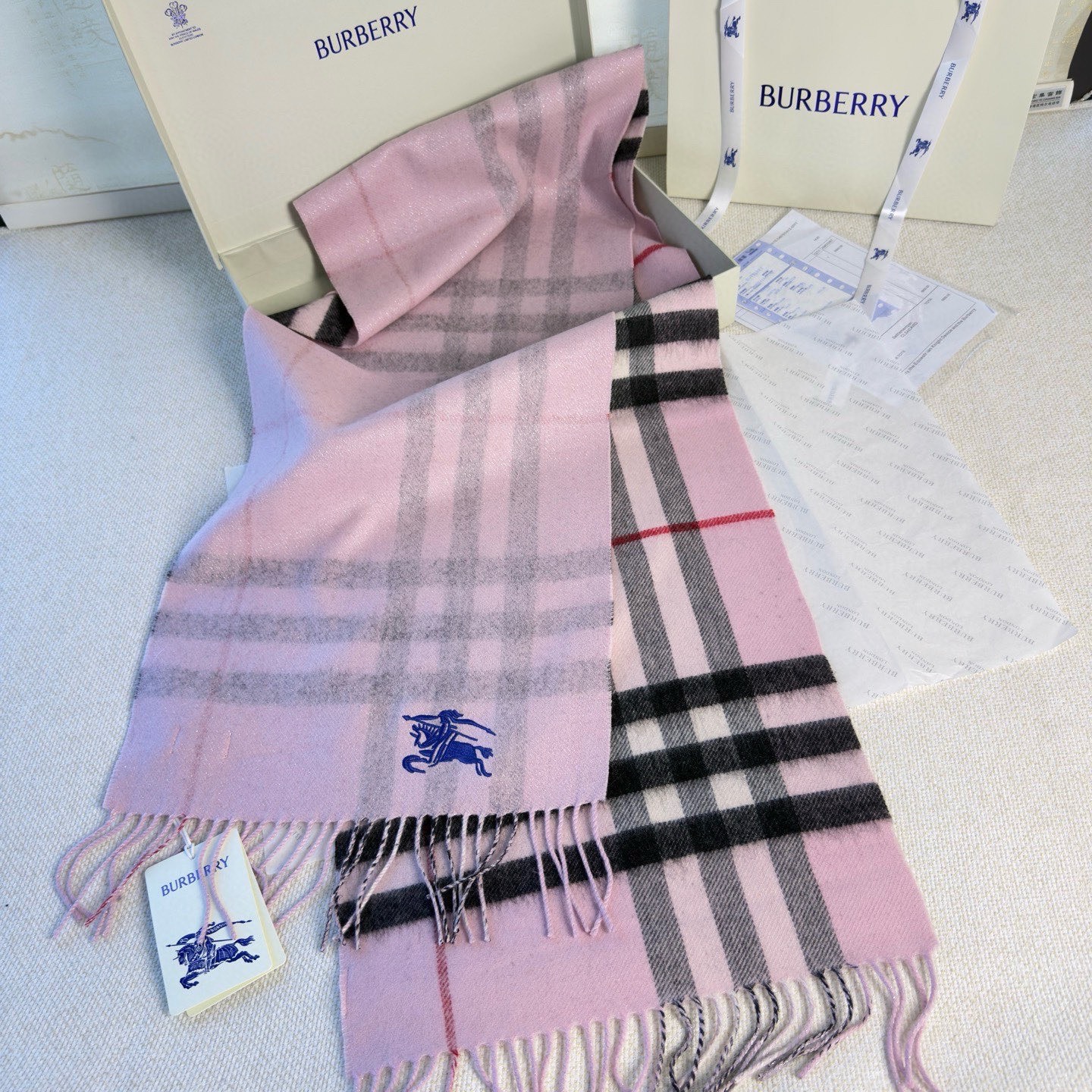 🆕‼️Burberry双面格纹金属线羊绒围巾，极品奢华，一面是经典羊绒格纹，一面是金银丝镶嵌的纯色，搭配