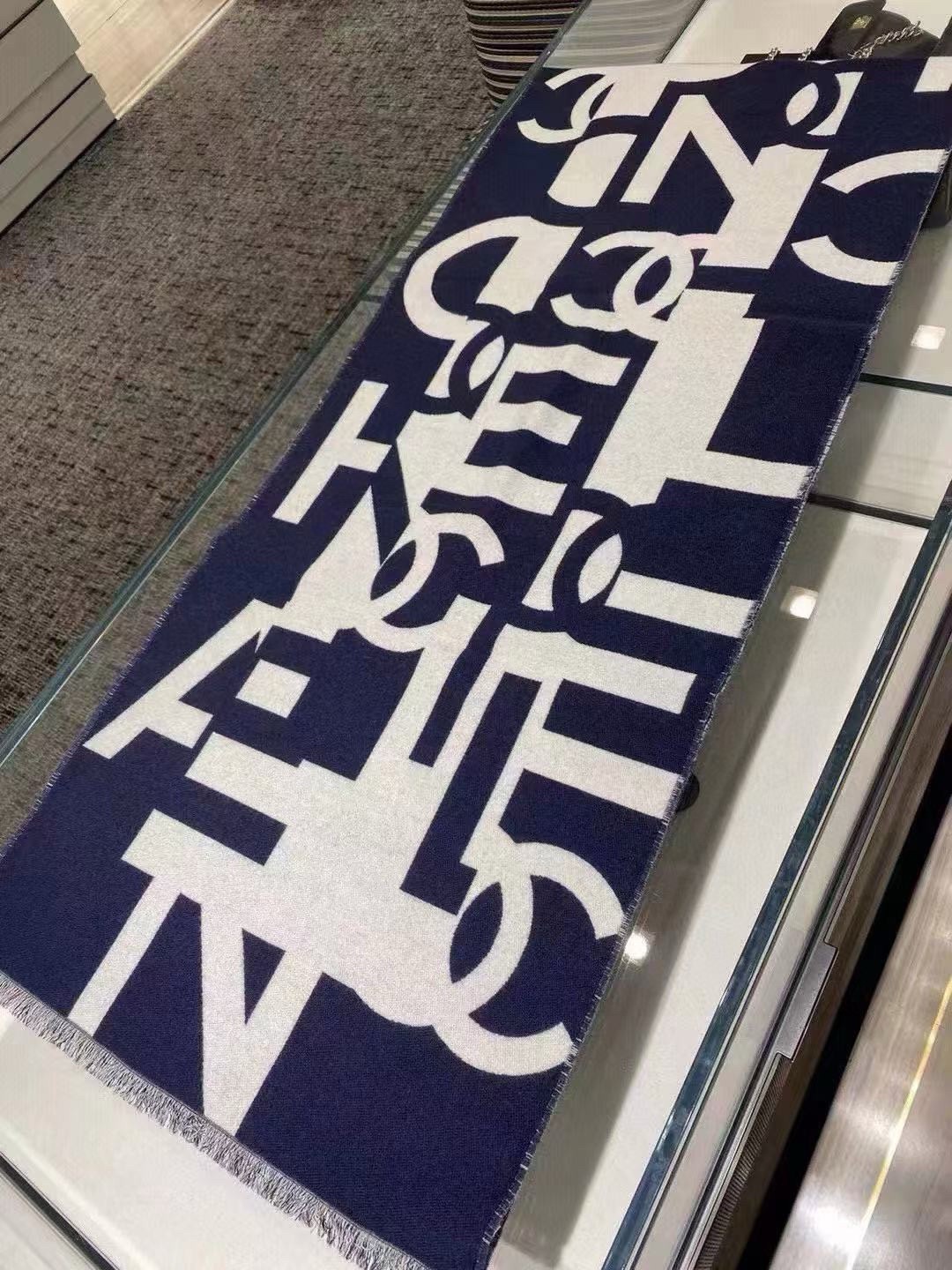 🆕香奶奶双面围巾，真香系列❗Chanel今年最火的款，几何图案搭配奶茶驼拼黑，海军蓝拼白，两个配色都超级