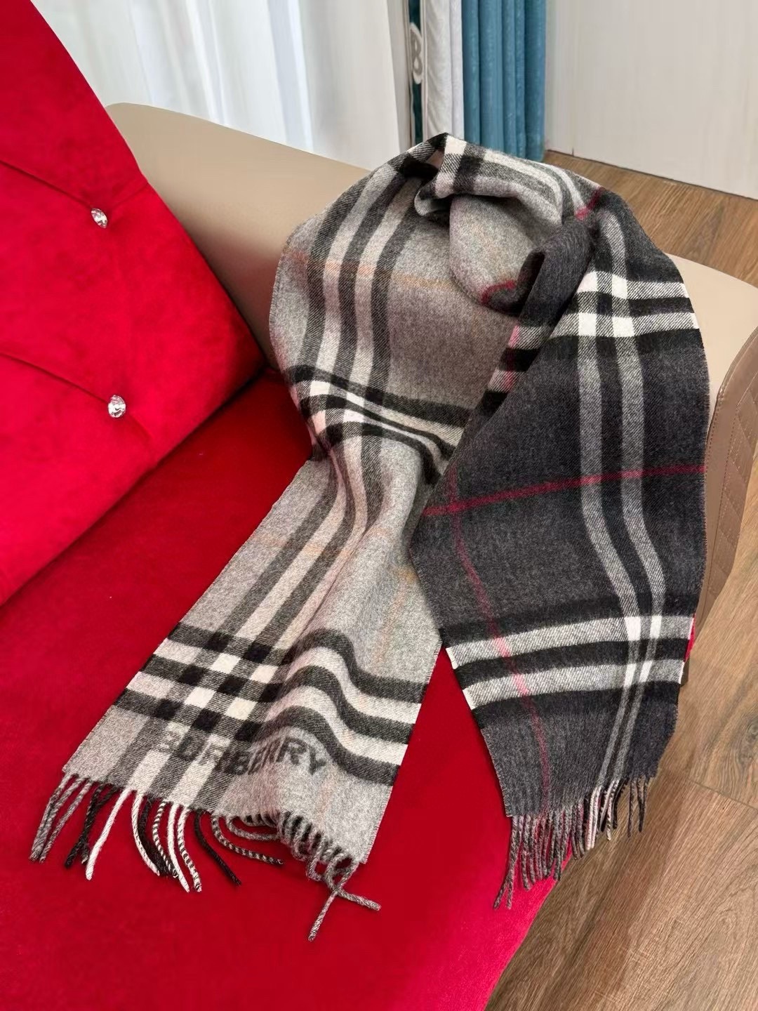 🆕𝐁𝐔𝐑𝐁𝐄𝐑𝐑𝐘对比感格纹想要温暖冬季的必备百搭单品，今年冬天保证 出镜率No. 1⃣️B家羊绒拼色围