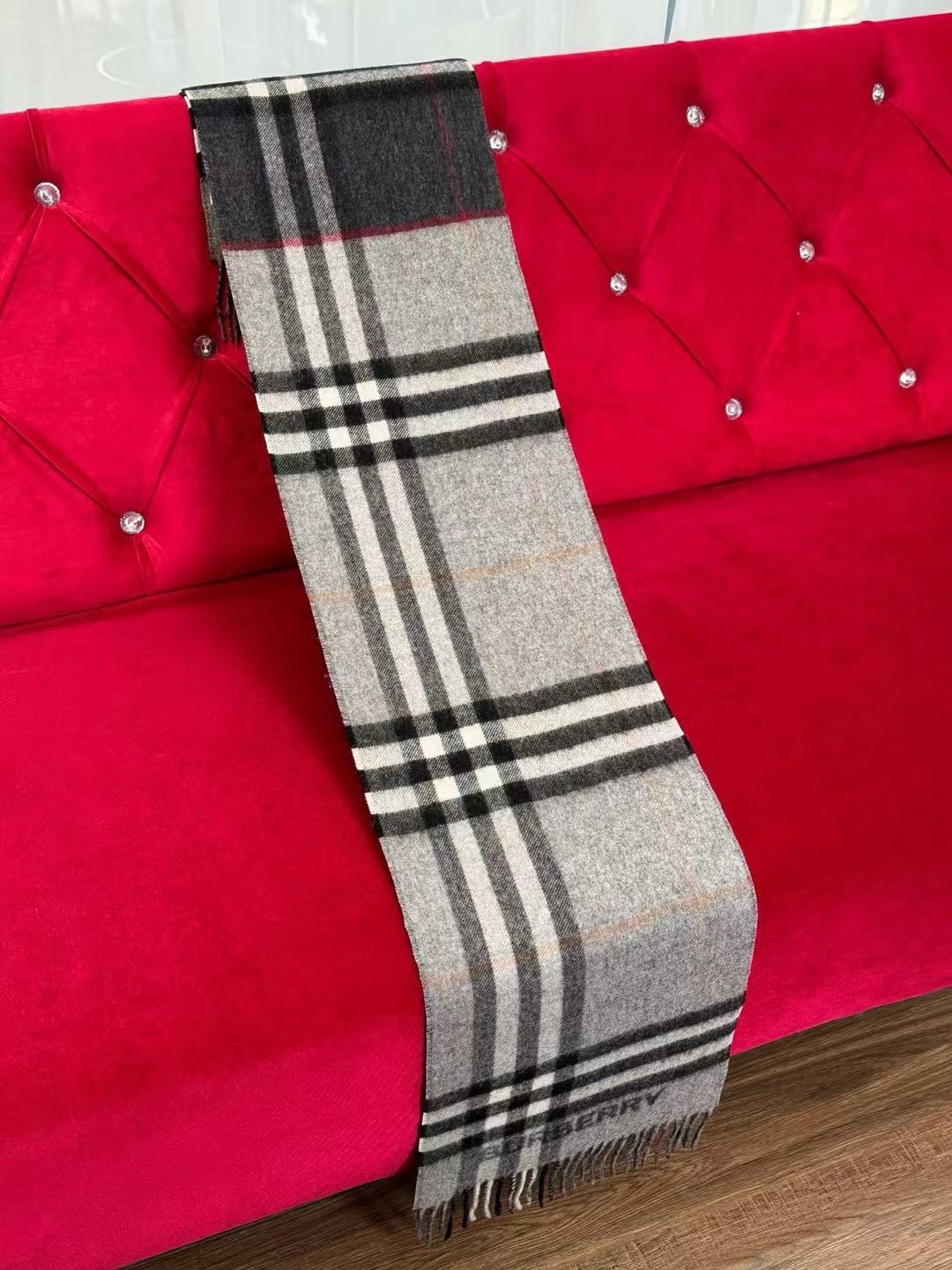 🆕𝐁𝐔𝐑𝐁𝐄𝐑𝐑𝐘对比感格纹想要温暖冬季的必备百搭单品，今年冬天保证 出镜率No. 1⃣️B家羊绒拼色围