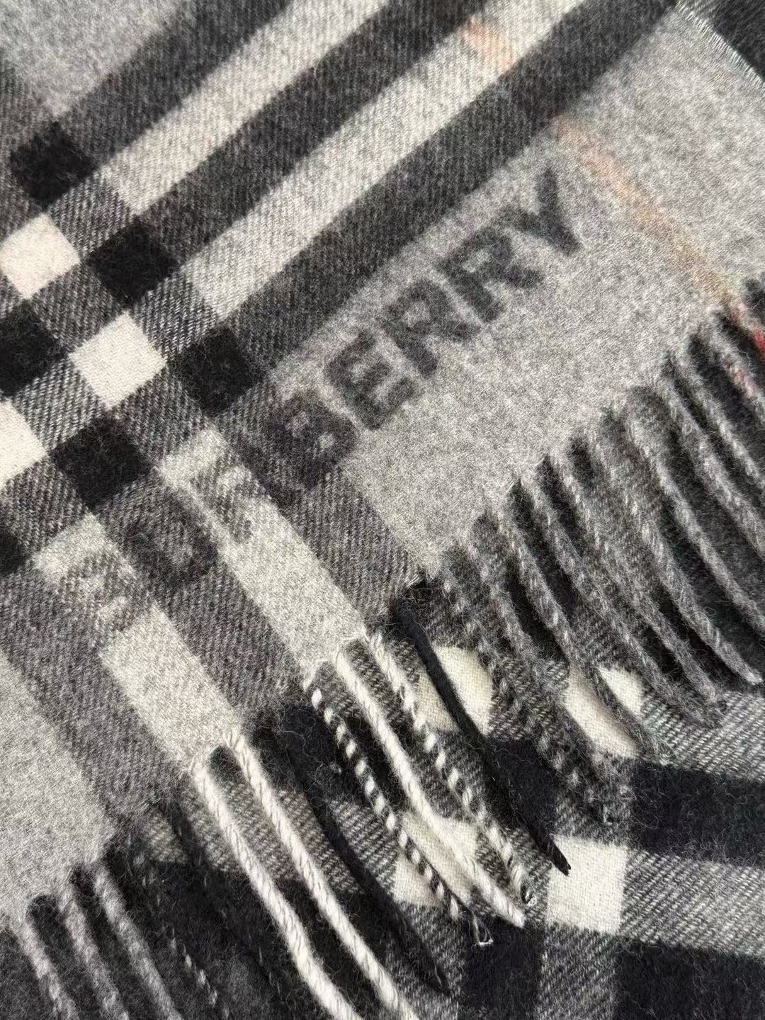 🆕𝐁𝐔𝐑𝐁𝐄𝐑𝐑𝐘对比感格纹想要温暖冬季的必备百搭单品，今年冬天保证 出镜率No. 1⃣️B家羊绒拼色围