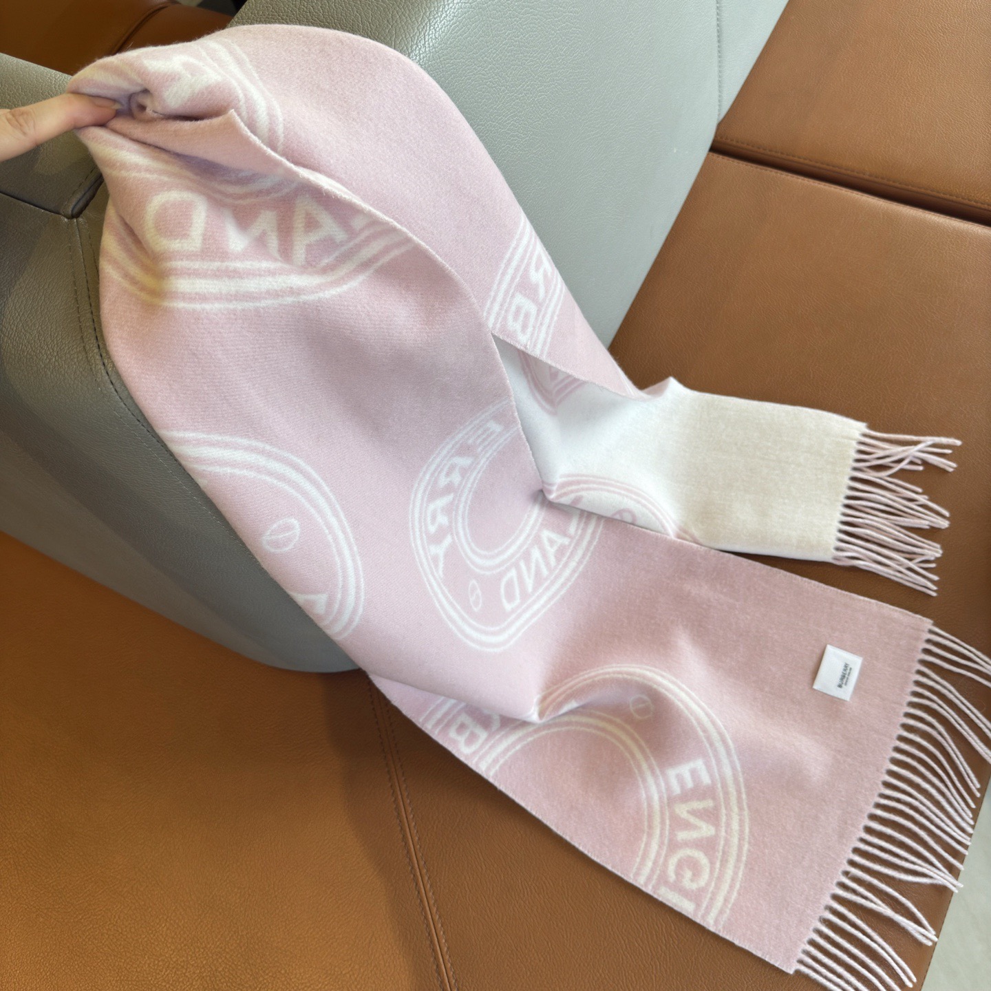 🆕𝐁𝐔𝐑𝐁𝐄𝐑𝐑𝐘 •【新徽章】Size：168x30cm 100%山羊绒 AB双面配色，强调永不过时的