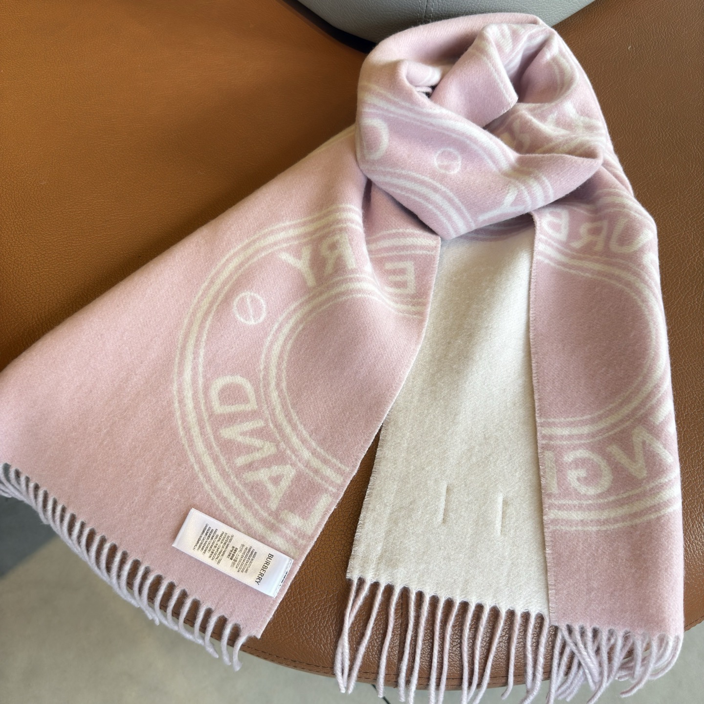 🆕𝐁𝐔𝐑𝐁𝐄𝐑𝐑𝐘 •【新徽章】Size：168x30cm 100%山羊绒 AB双面配色，强调永不过时的