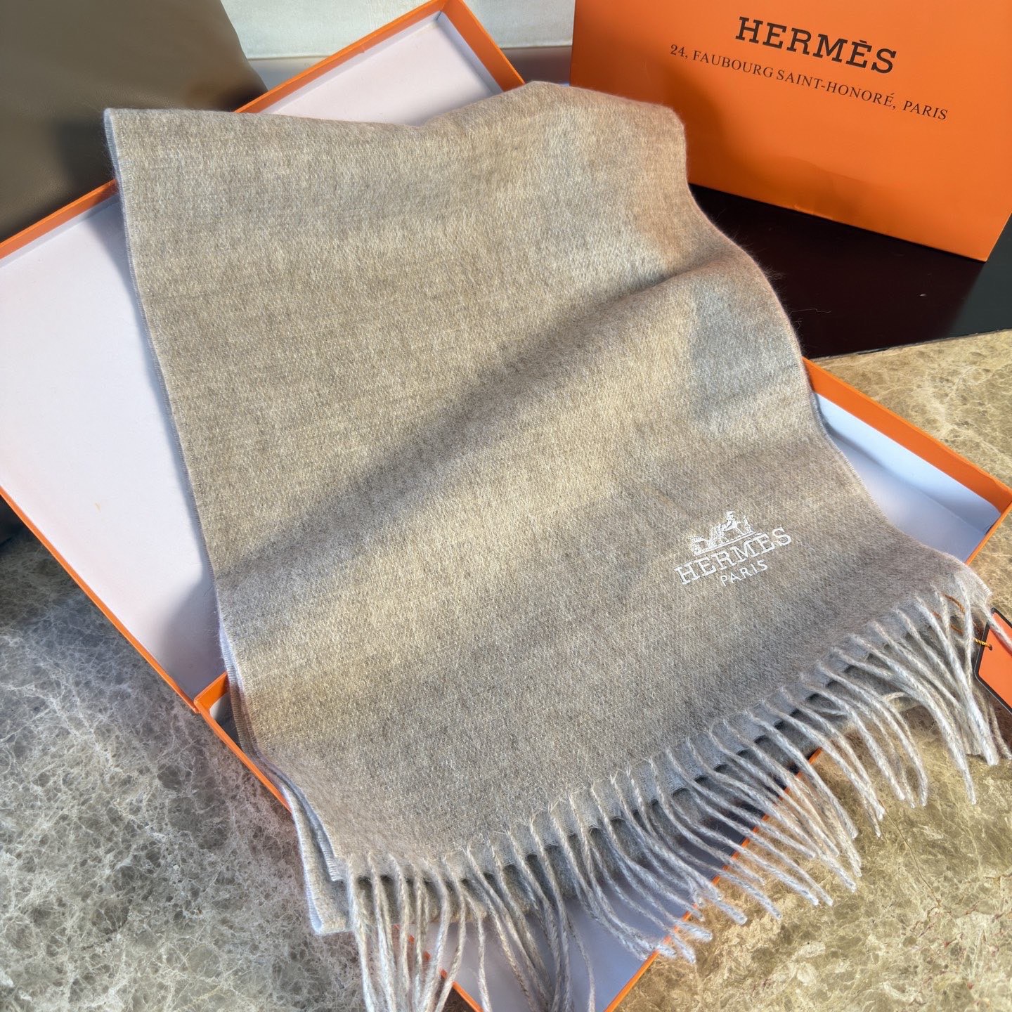 🆕 【▪Hermes · 爱马仕羊绒双面围巾，大H难得一见的温柔配色，低调又不失优雅❗️】重点推荐❗️双
