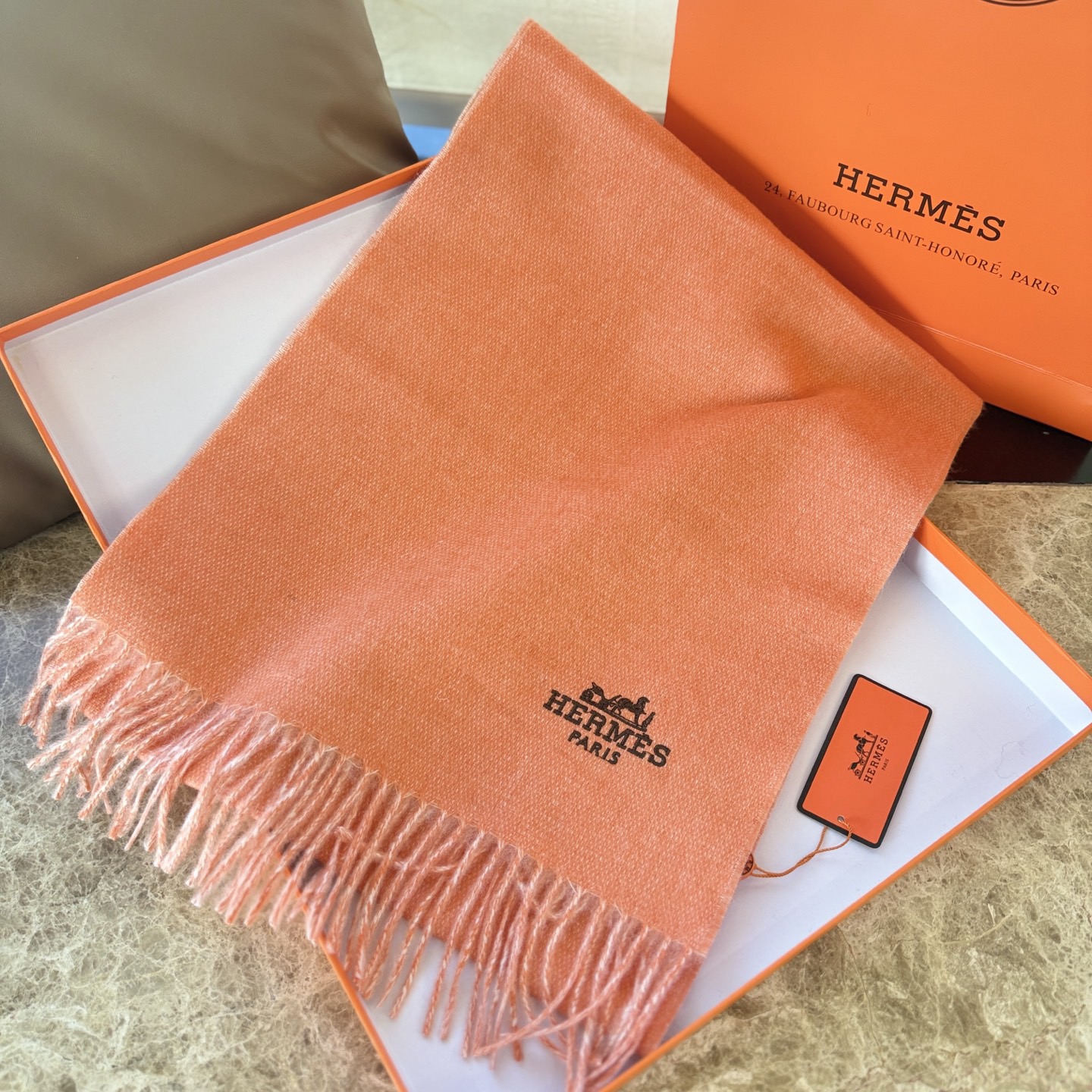 🆕 【▪Hermes · 爱马仕羊绒双面围巾，大H难得一见的温柔配色，低调又不失优雅❗️】重点推荐❗️双