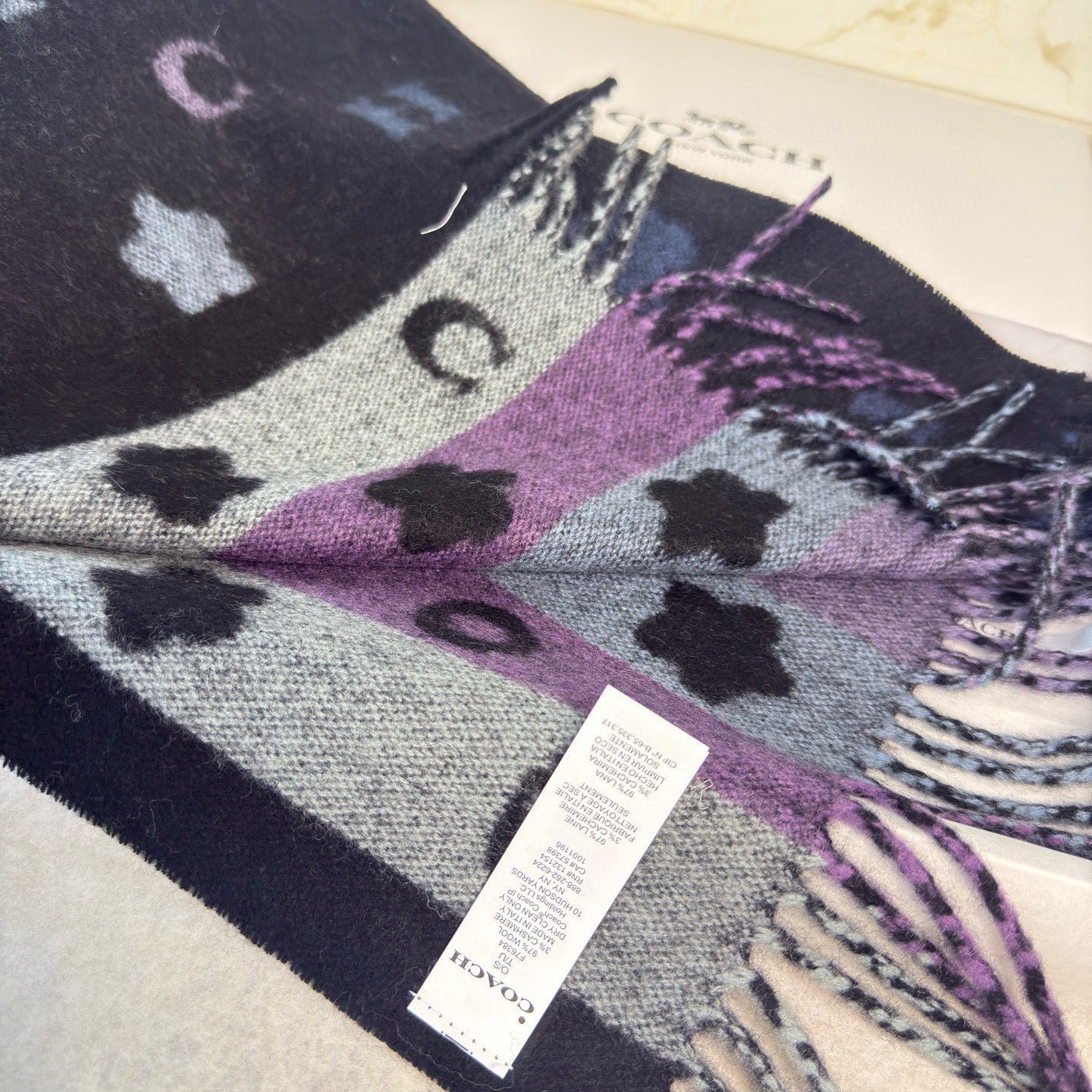 🆕COACH · 蔻驰男女通用彩条围巾❗️也太好看了吧！不仅有颜值还有品质，95%绵羊毛+5%山羊绒，手