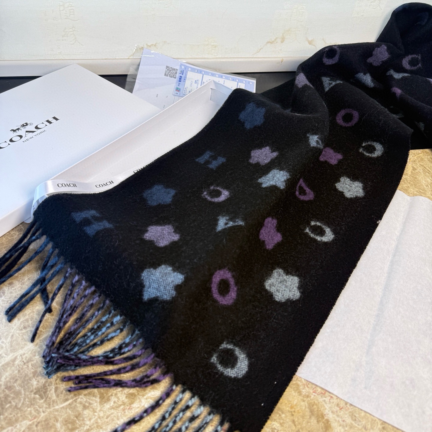 🆕COACH · 蔻驰男女通用彩条围巾❗️也太好看了吧！不仅有颜值还有品质，95%绵羊毛+5%山羊绒，手