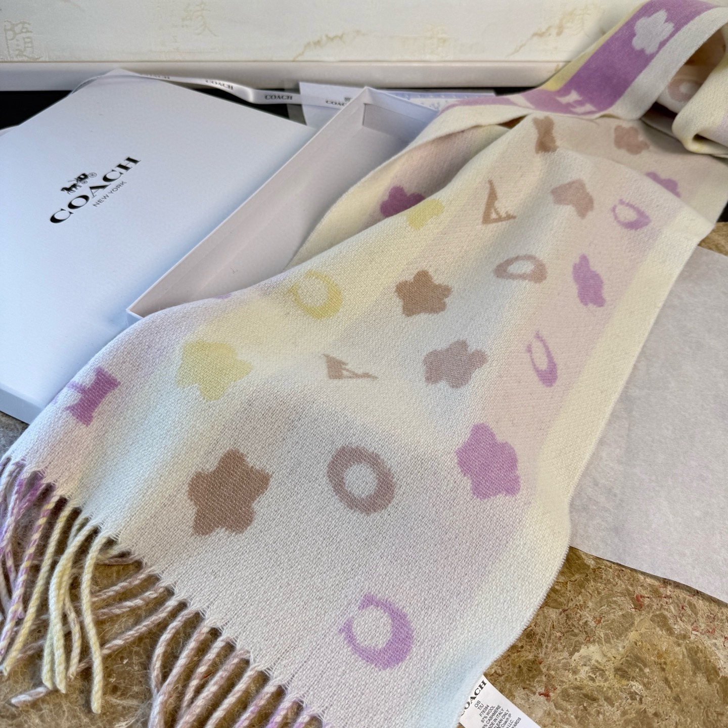 🆕COACH · 蔻驰男女通用彩条围巾❗️也太好看了吧！不仅有颜值还有品质，95%绵羊毛+5%山羊绒，手