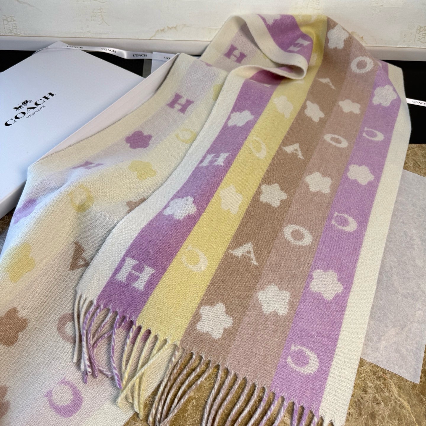 🆕COACH · 蔻驰男女通用彩条围巾❗️也太好看了吧！不仅有颜值还有品质，95%绵羊毛+5%山羊绒，手
