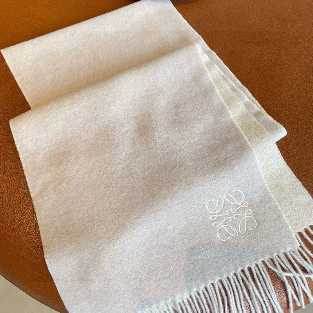 🆕 【▪▪ Loewe · 罗意威️难得一见的温柔配色，低调又不失优雅❗️】重点推荐❗️双面配色，一条围
