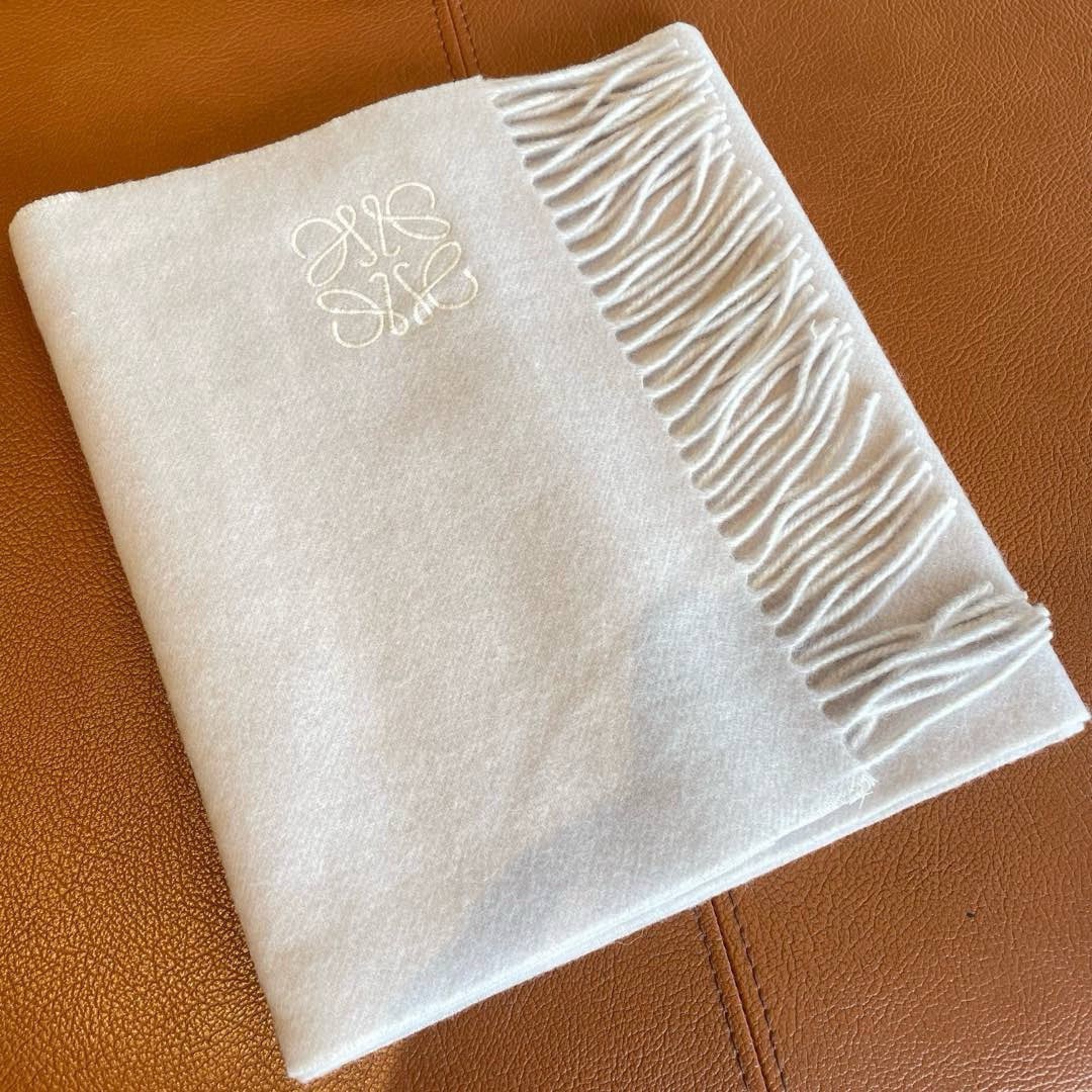 🆕 【▪▪ Loewe · 罗意威️难得一见的温柔配色，低调又不失优雅❗️】重点推荐❗️双面配色，一条围