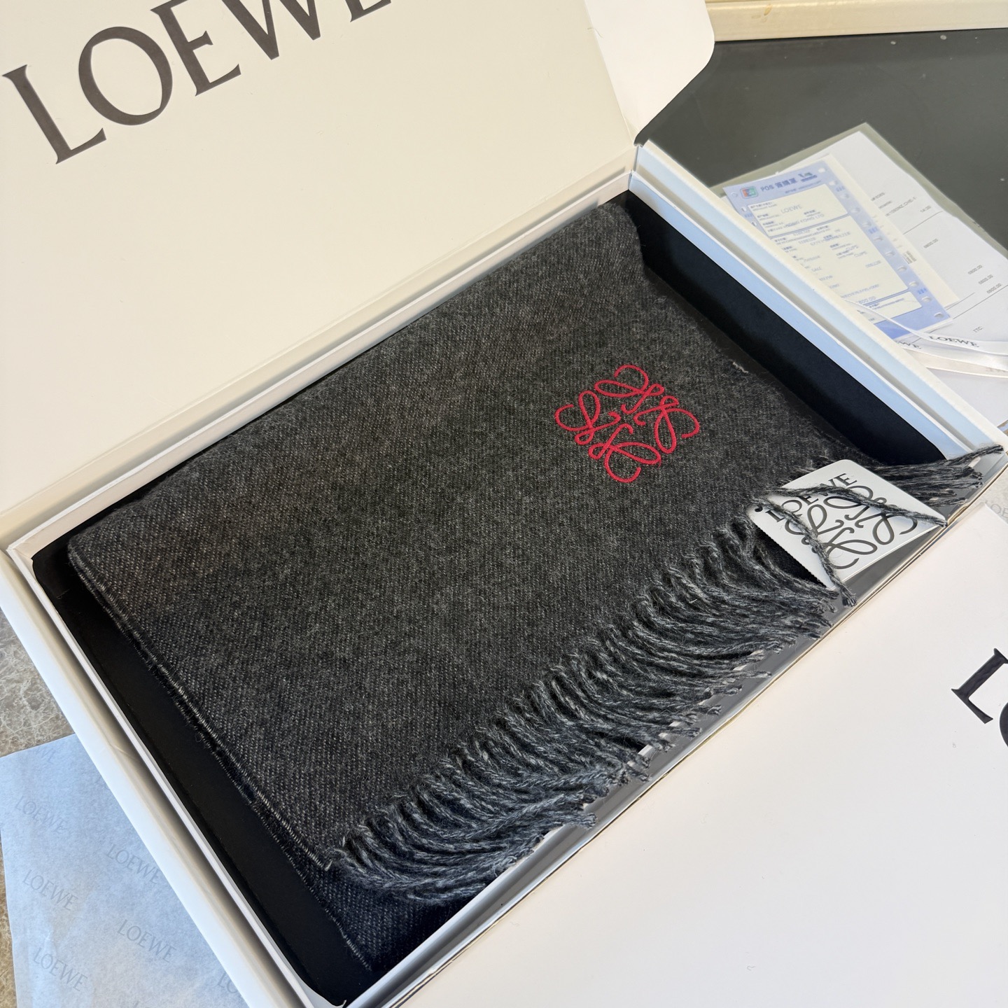 🆕 【▪▪ Loewe · 罗意威️难得一见的温柔配色，低调又不失优雅❗️】重点推荐❗️双面配色，一条围