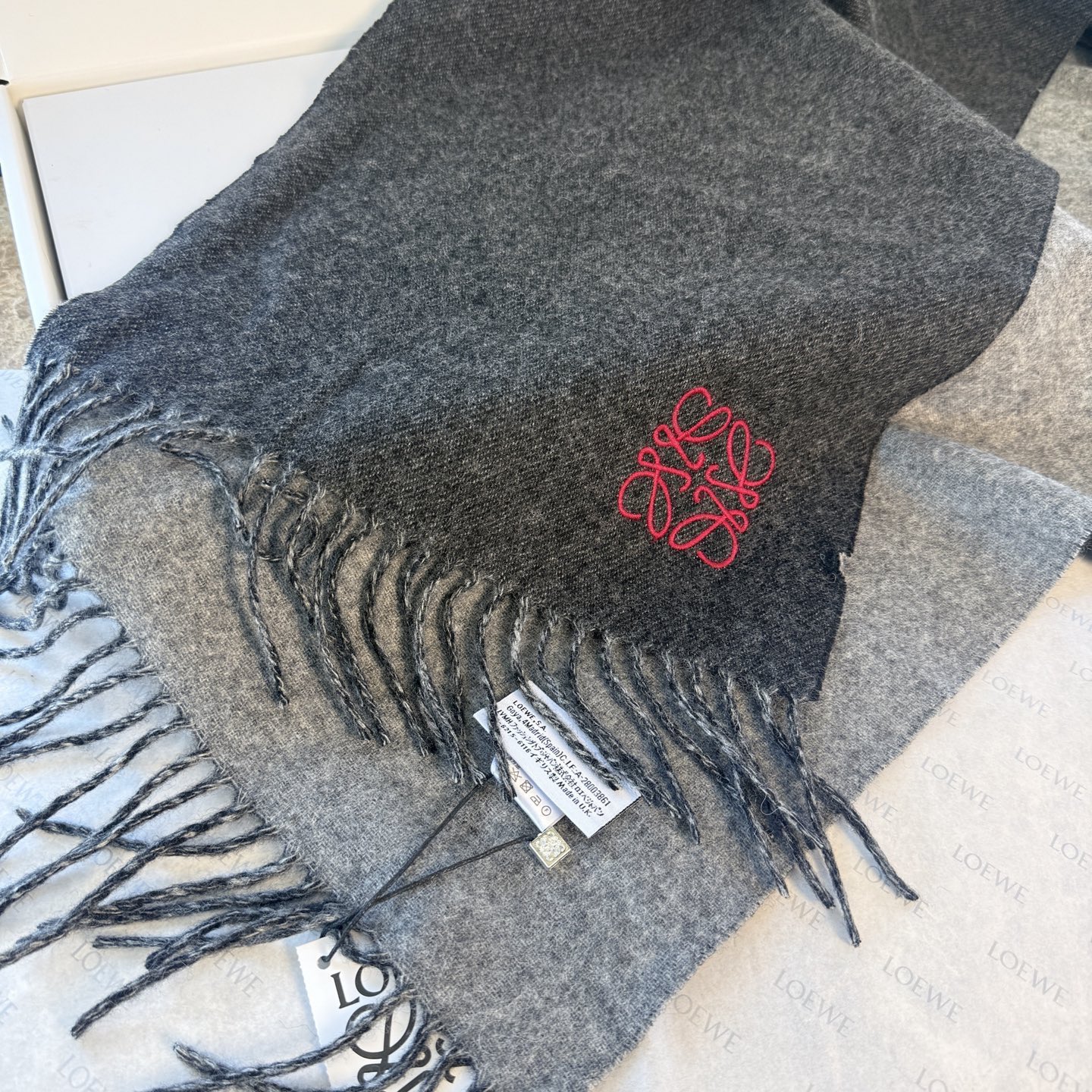 🆕 【▪▪ Loewe · 罗意威️难得一见的温柔配色，低调又不失优雅❗️】重点推荐❗️双面配色，一条围