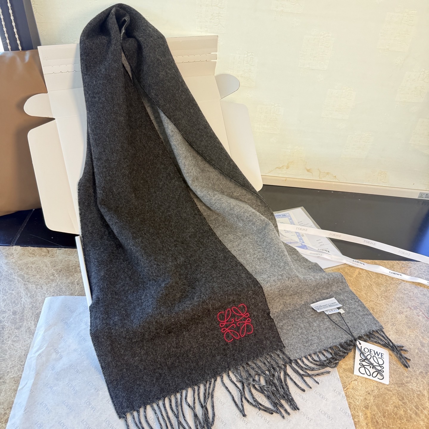 🆕 【▪▪ Loewe · 罗意威️难得一见的温柔配色，低调又不失优雅❗️】重点推荐❗️双面配色，一条围