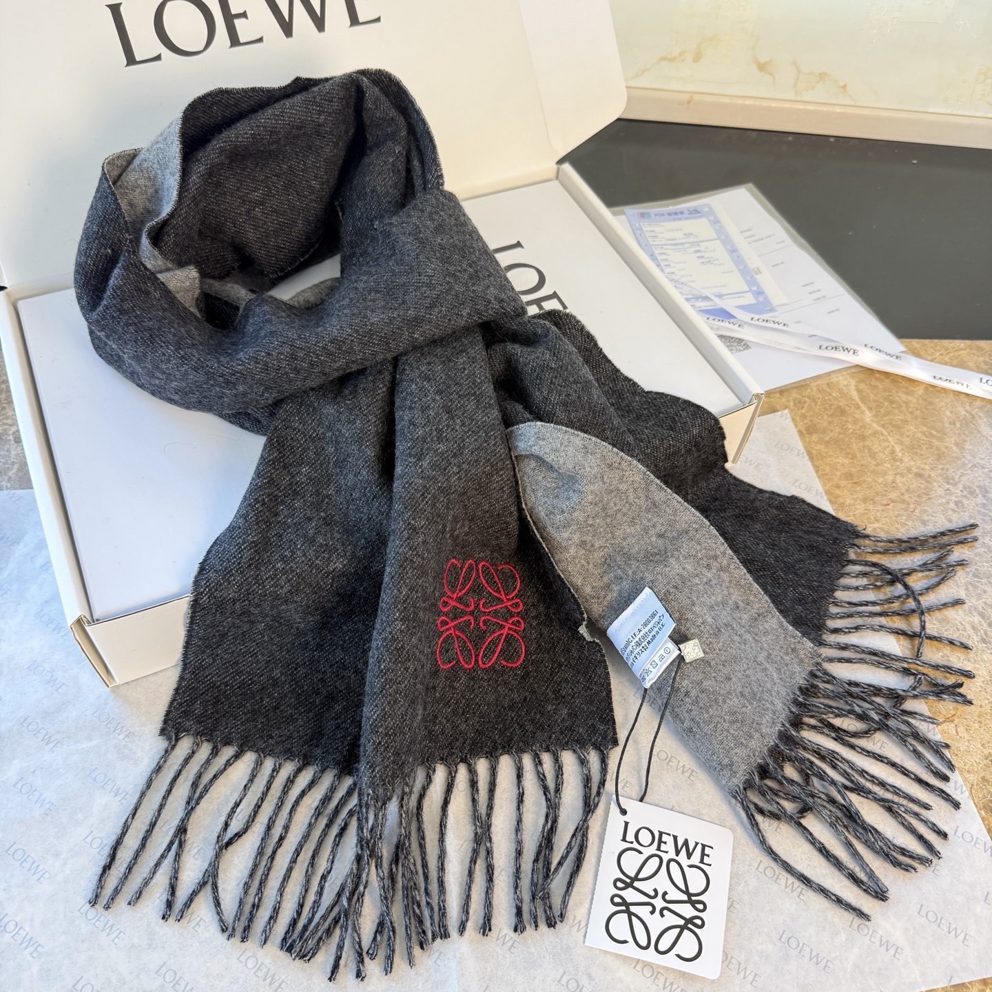 🆕 【▪▪ Loewe · 罗意威️难得一见的温柔配色，低调又不失优雅❗️】重点推荐❗️双面配色，一条围