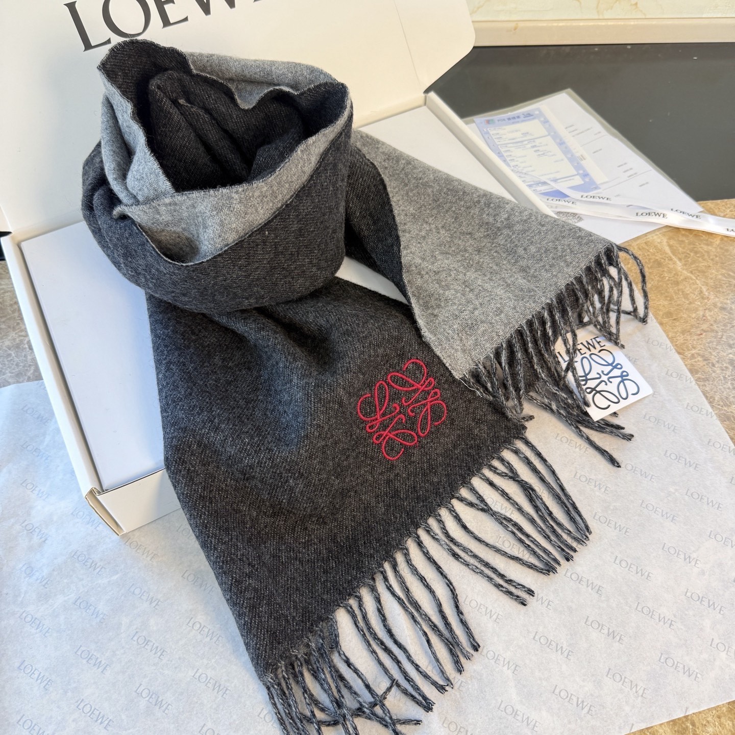 🆕 【▪▪ Loewe · 罗意威️难得一见的温柔配色，低调又不失优雅❗️】重点推荐❗️双面配色，一条围