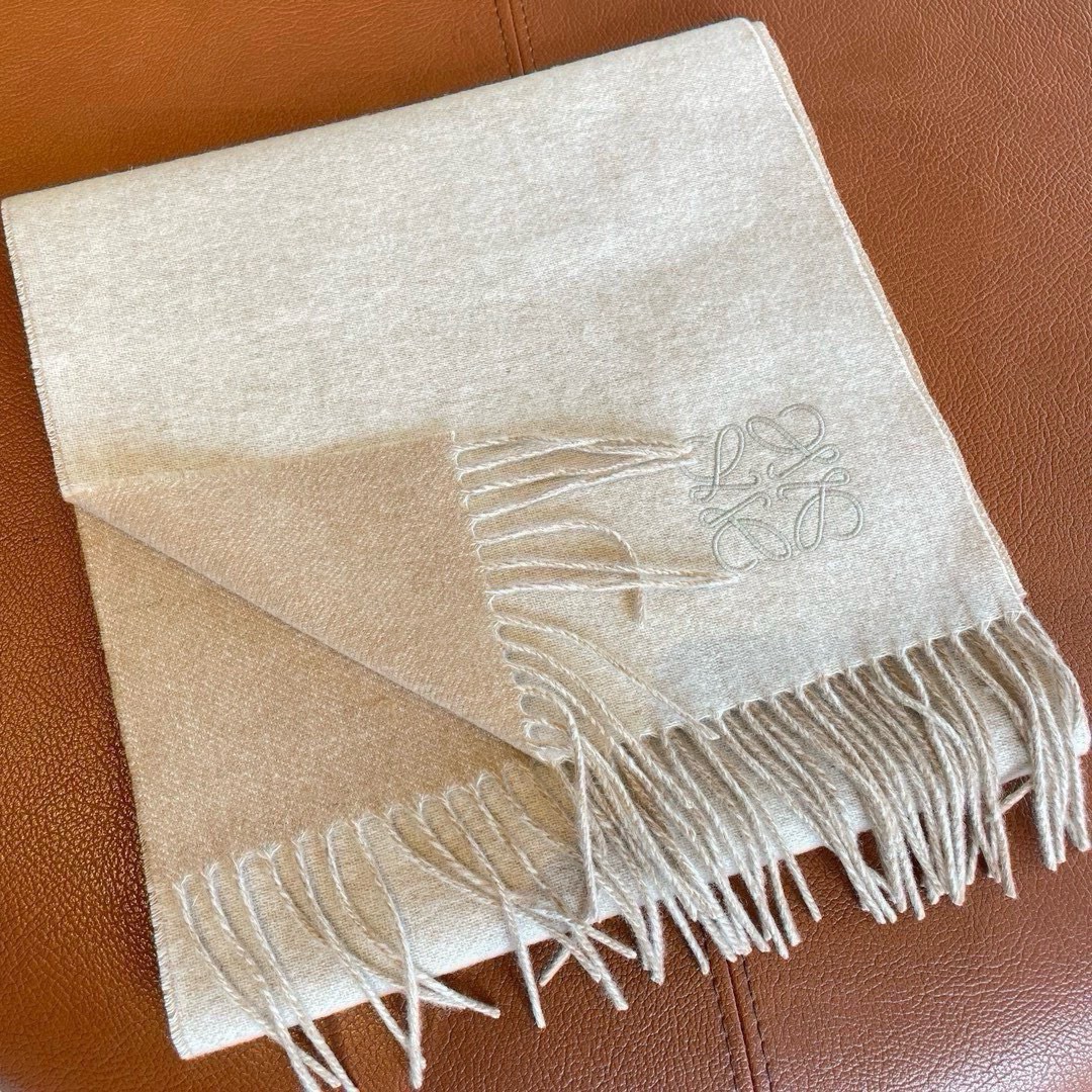 🆕 【▪▪ Loewe · 罗意威️难得一见的温柔配色，低调又不失优雅❗️】重点推荐❗️双面配色，一条围