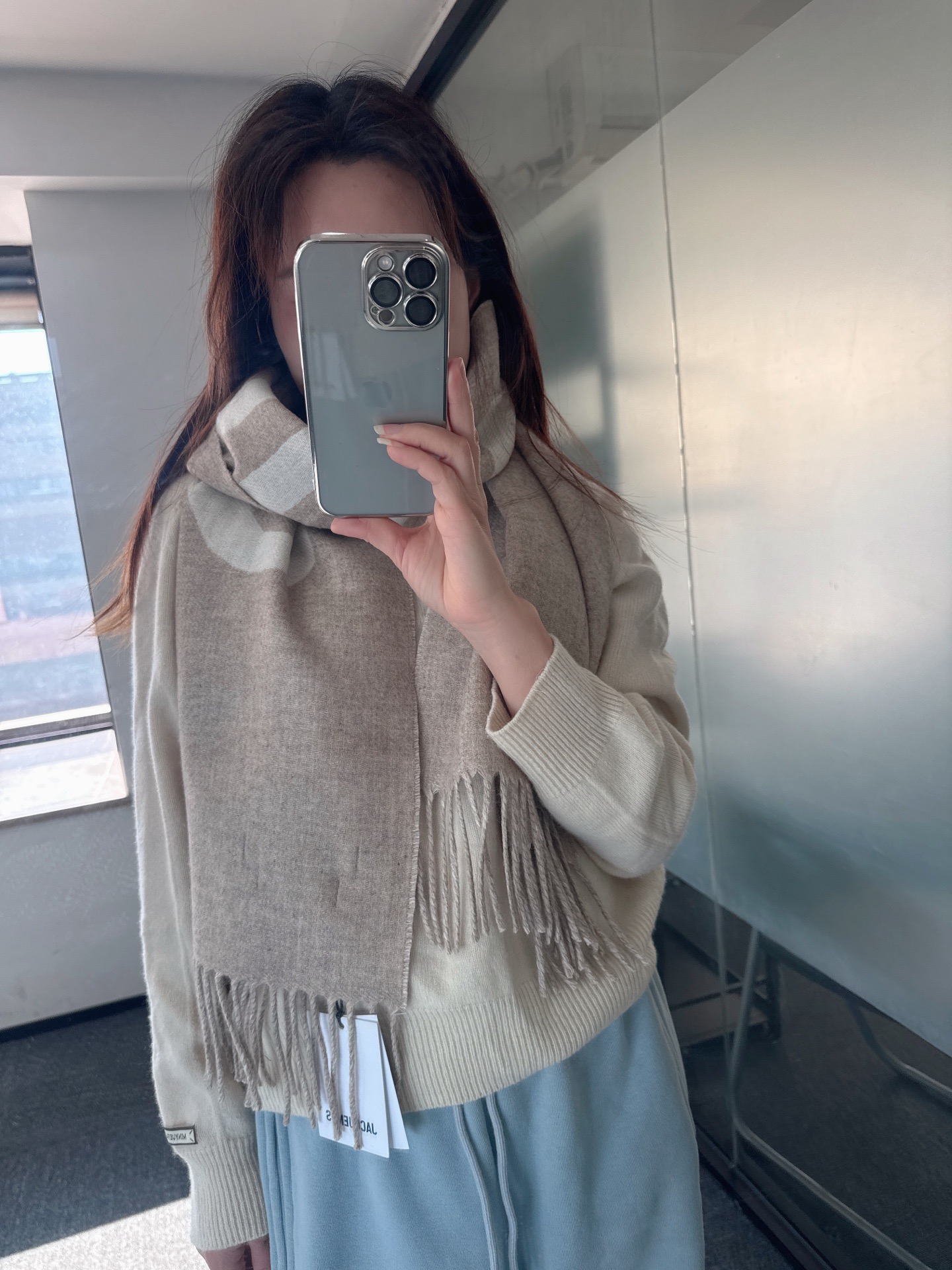 NO:728731,The JACQUEMUS double-sided scarf is really popular this year. I will definitely love this one this winter. It looks crazy and is so stylish and charming. It is a very elegant and fashionable autumn and winter item!  I really like it. It’s a very classic design of wool. It feels really great on the upper body and looks great on any waist!  !  This style is really worth buying with your eyes closed, and it can be easily worn by any age group!  !  !  35*180cm high version scarf, high version scarf19860909JACQUEMUS双面围巾今年真的被疯狂种草 今年冬天就非宠这条 好看的要疯掉了,太有型太有魅力了非常斯文时尚的秋冬单品！真的很喜欢,非常Classical的设计羊毛,手感真的绝了上身效果真的随便怎么围都好看！！这种款式真的闭着眼买,任何年龄层都轻松驾驭！！！35*180cm高版本围巾,高版本围巾,scarf