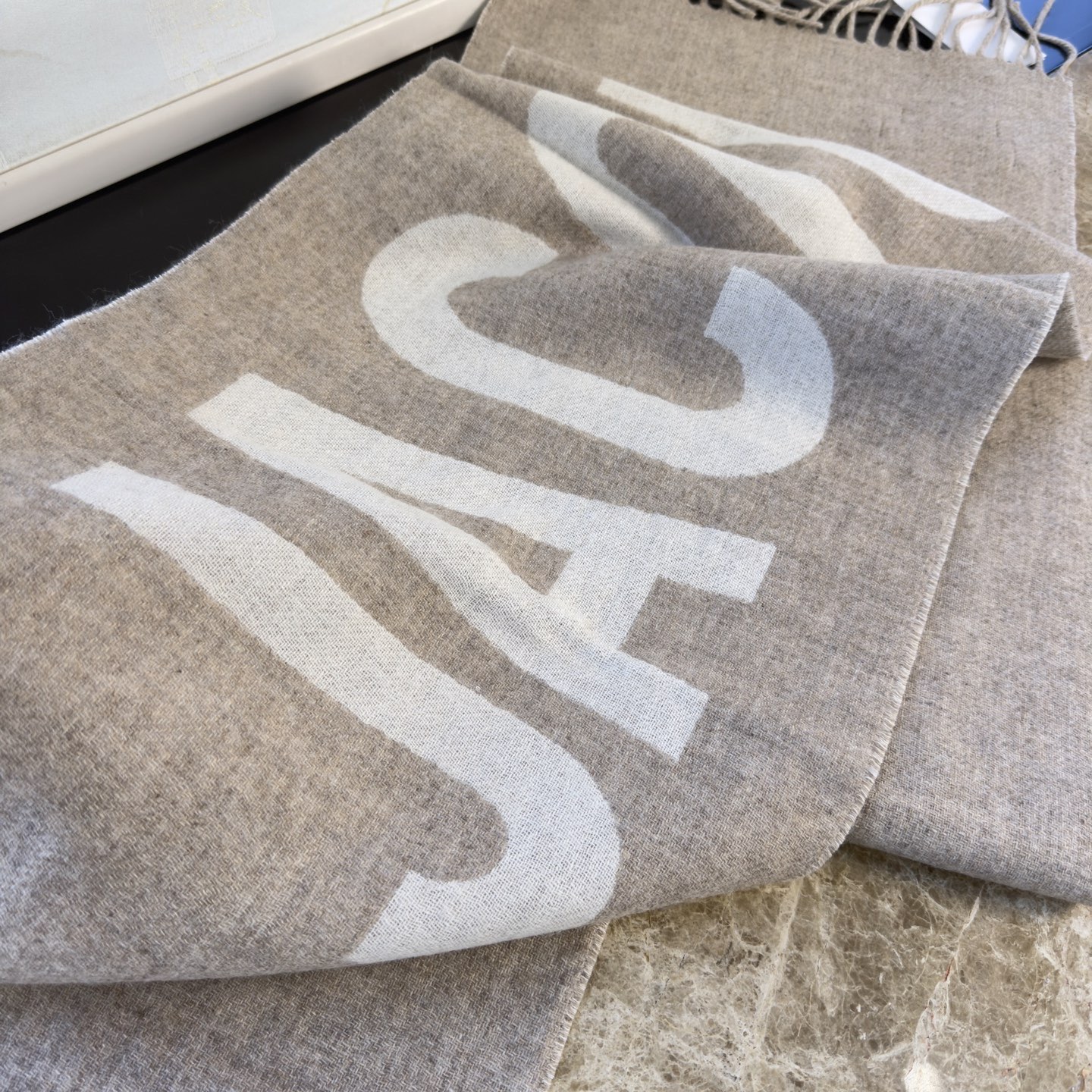 🆕JACQUEMUS双面围巾❗今年真的被疯狂种草 今年冬天就非宠这条 好看的要疯掉了，太有型太有魅力了❗