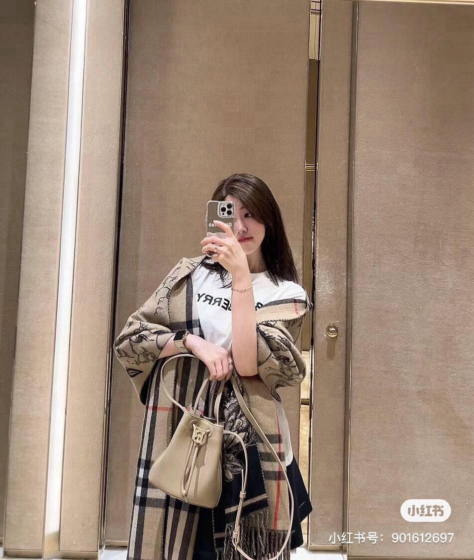 NO:728735,High version with chip · Popular Burberry knight double-sided shawl, all kinds of good-looking, known as Burberry's most beautiful style this year, the most classic jacquard war horse logo, the most beautiful classic caramel color shawl, refined scarf, made of jacquard worsted cashmere fabric, decorated with the brand's large plaid and equestrian knight design. The brand logo is integrated into the background of oak leaves and acorns, highlighting the Burberry style. Specifications do not include tassels on both sides 210 cmx50cm,  Size including tassels, 230cmx50cm, 450g weight, cashmere rectangle, high version scarf with tassels on both ends, high version scarf, burberry, shawls19860909高版本带芯片 · 爆款Bur战马骑士双面披肩,各种好看,被誉为Burberry今年最美的款,最经典的提花战马徽标最美的经典焦糖配色披肩,精制围巾,选用提花精纺羊绒面料制成,装饰品牌大号格纹和马术骑士设计.将品牌徽标融入橡树叶和橡果背景中,彰显博柏利风范. 规格不含两边流苏210 cmx50cm, 含流苏尺寸,230cmx50cm450克重 羊绒长方形 两端流苏高版本围巾,高版本围巾,burberry,shawls,scarf